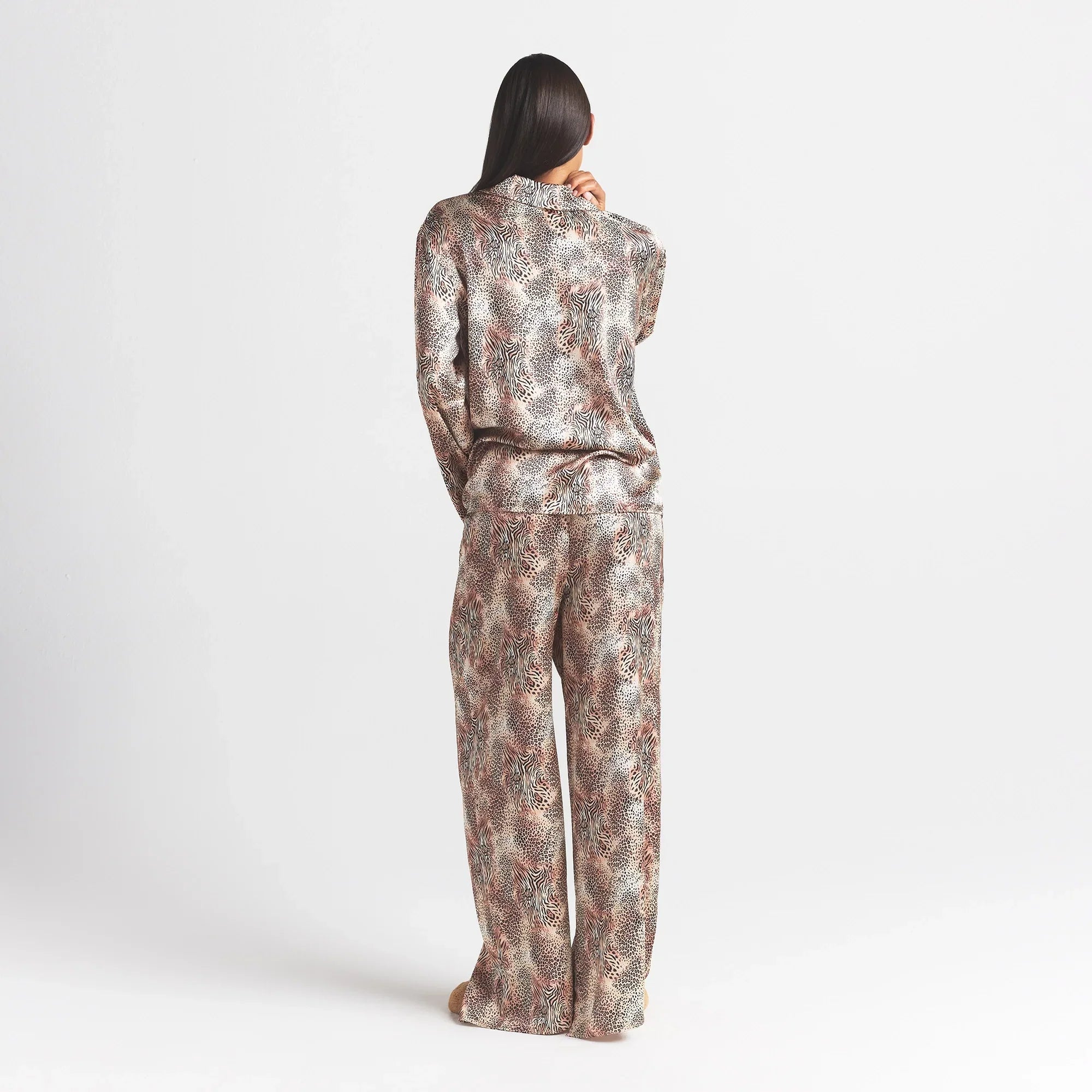SKIMS WOVEN SHINE LONG SLEEP SET | SAND MINI MULTI ANIMAL - Sneaker Türkiye