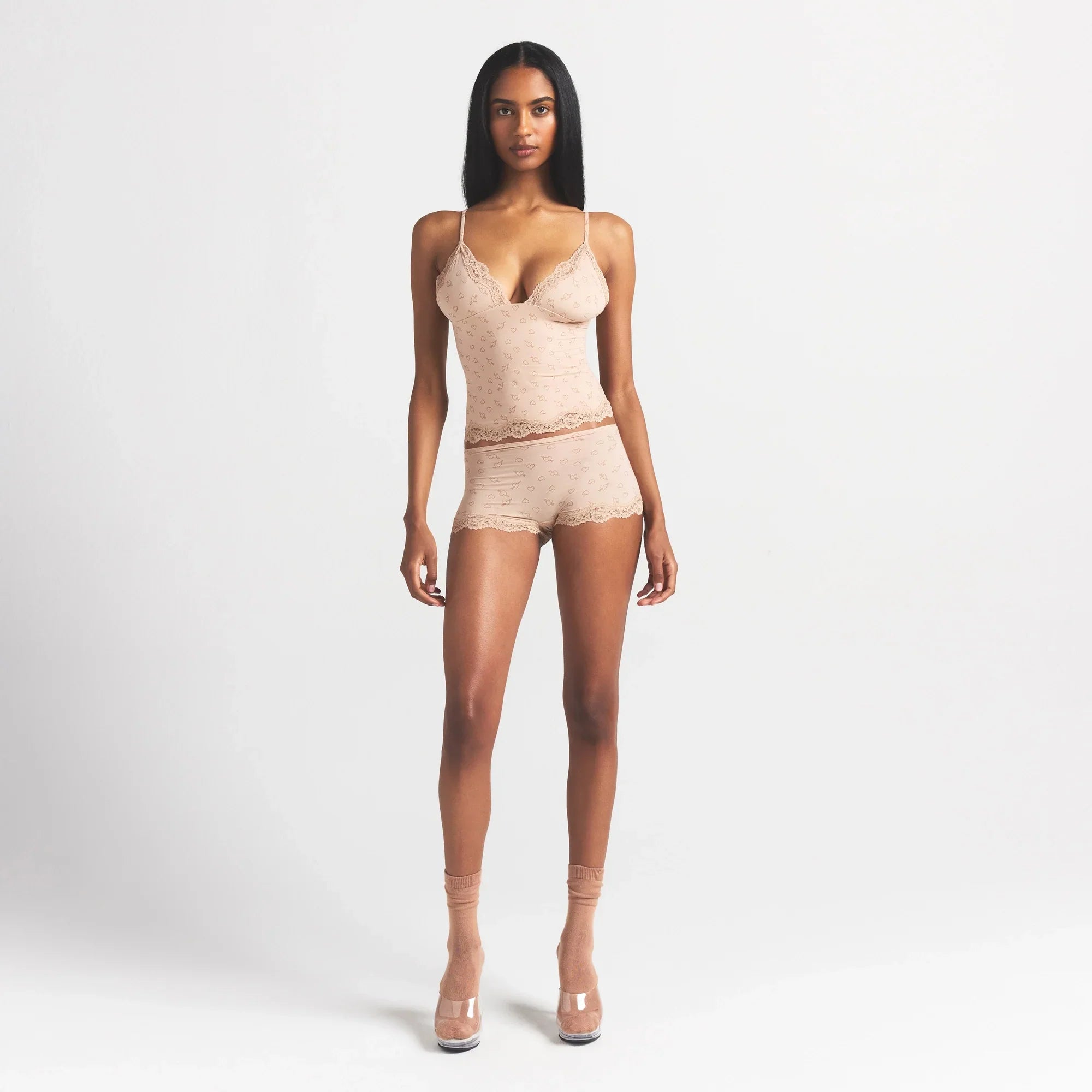 SKIMS FITS EVERYBODY LACE TRIANGLE CAMI AND BOY SHORT SET | MICA SKETCHED HEARTS - Sneaker Türkiye