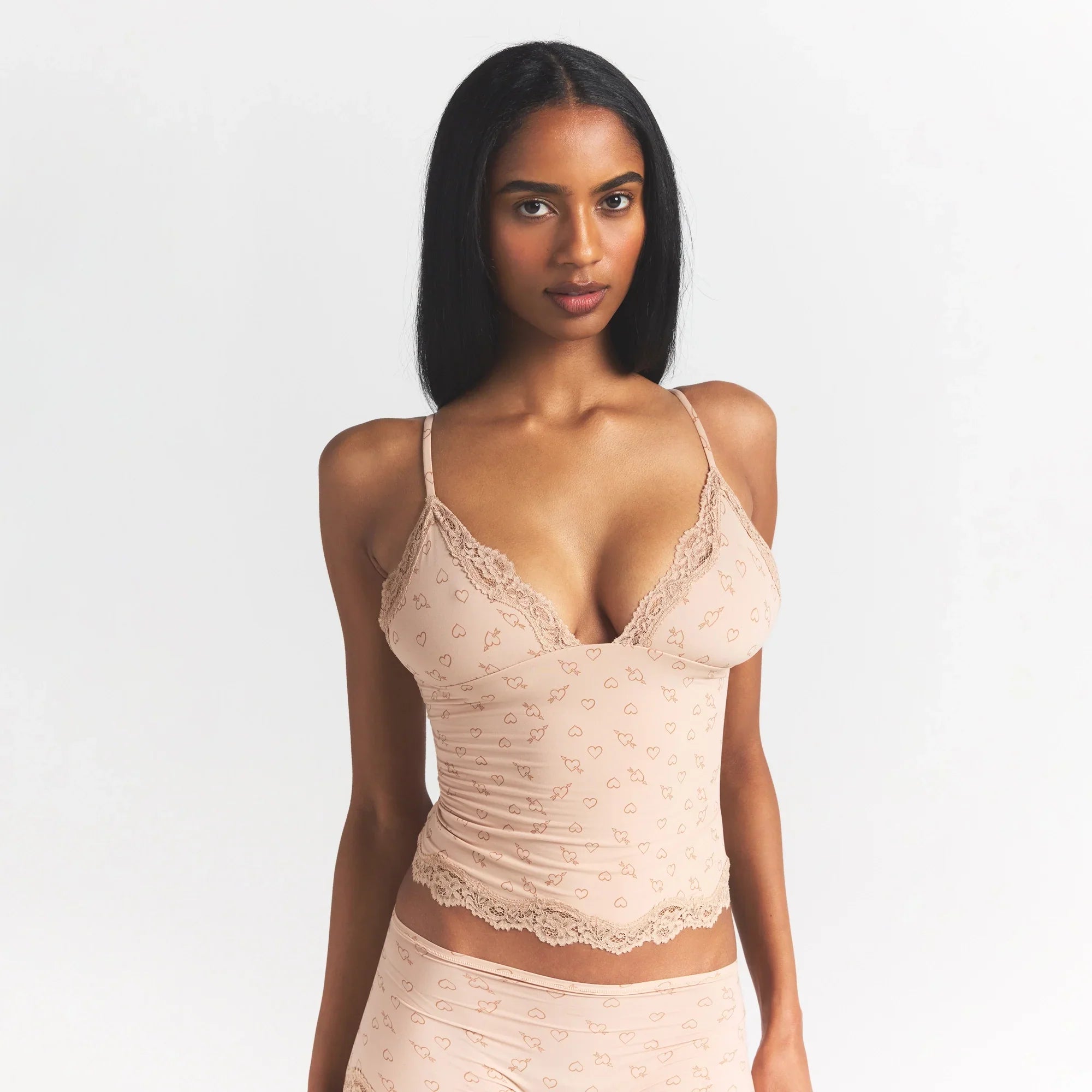 SKIMS FITS EVERYBODY LACE TRIANGLE CAMI AND BOY SHORT SET | MICA SKETCHED HEARTS - Sneaker Türkiye
