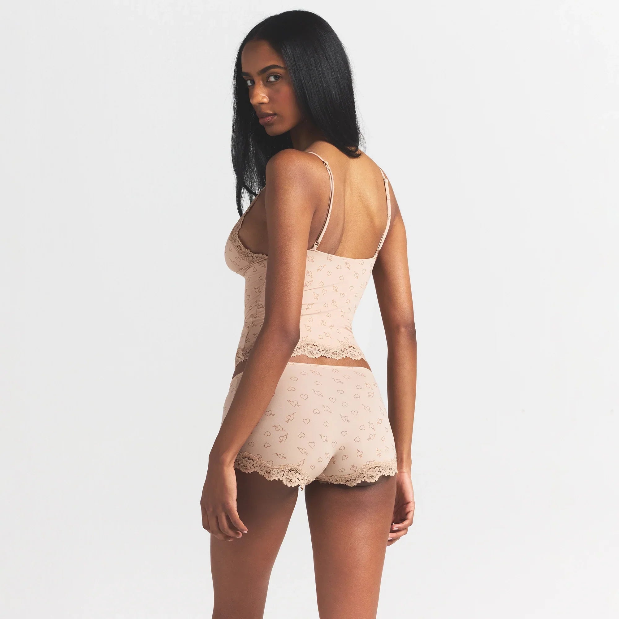SKIMS FITS EVERYBODY LACE TRIANGLE CAMI AND BOY SHORT SET | MICA SKETCHED HEARTS - Sneaker Türkiye