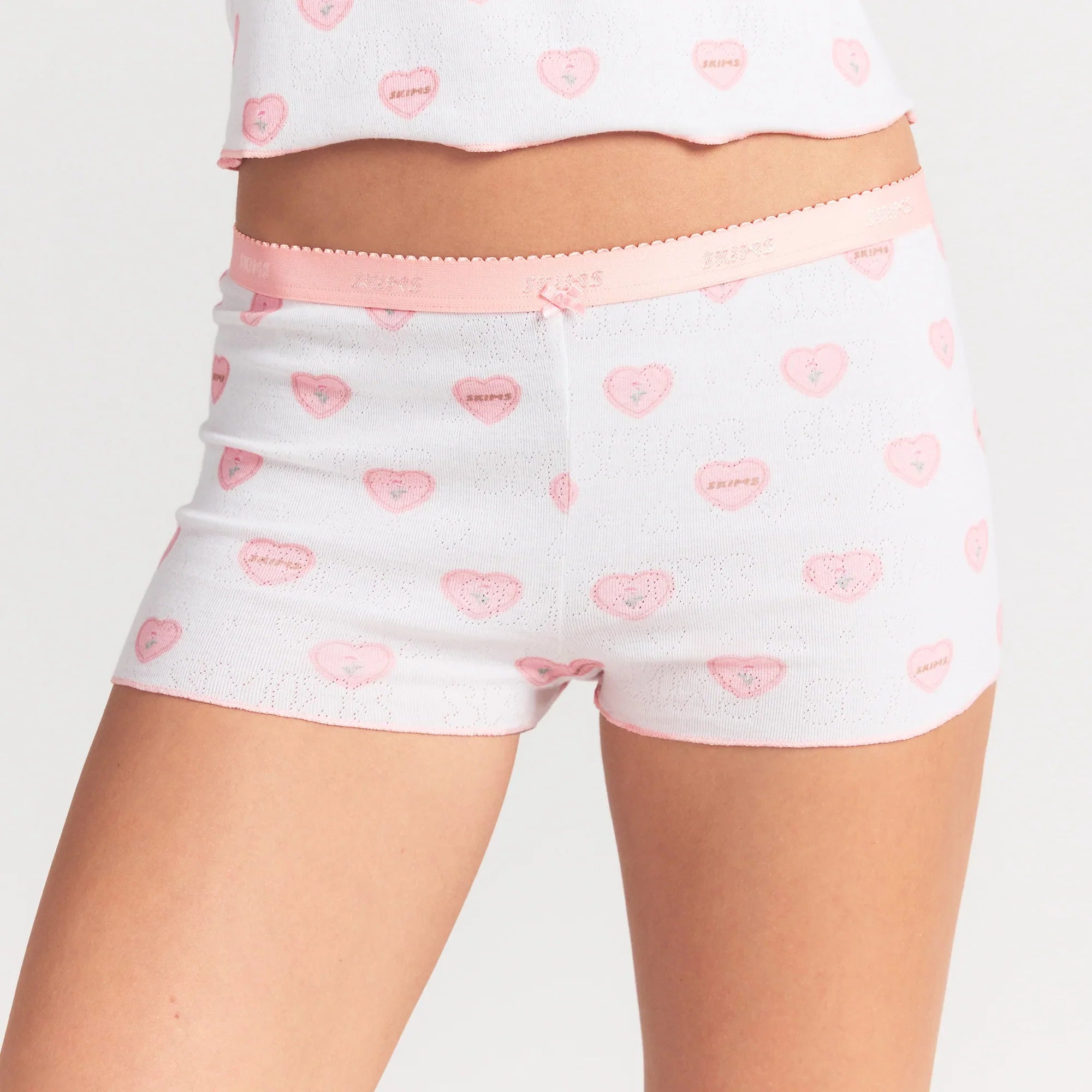 SKIMS LOGO POINTELLE BABY TEE AND MICRO SHORT SET | SNOW LACE HEARTS - Sneaker Türkiye