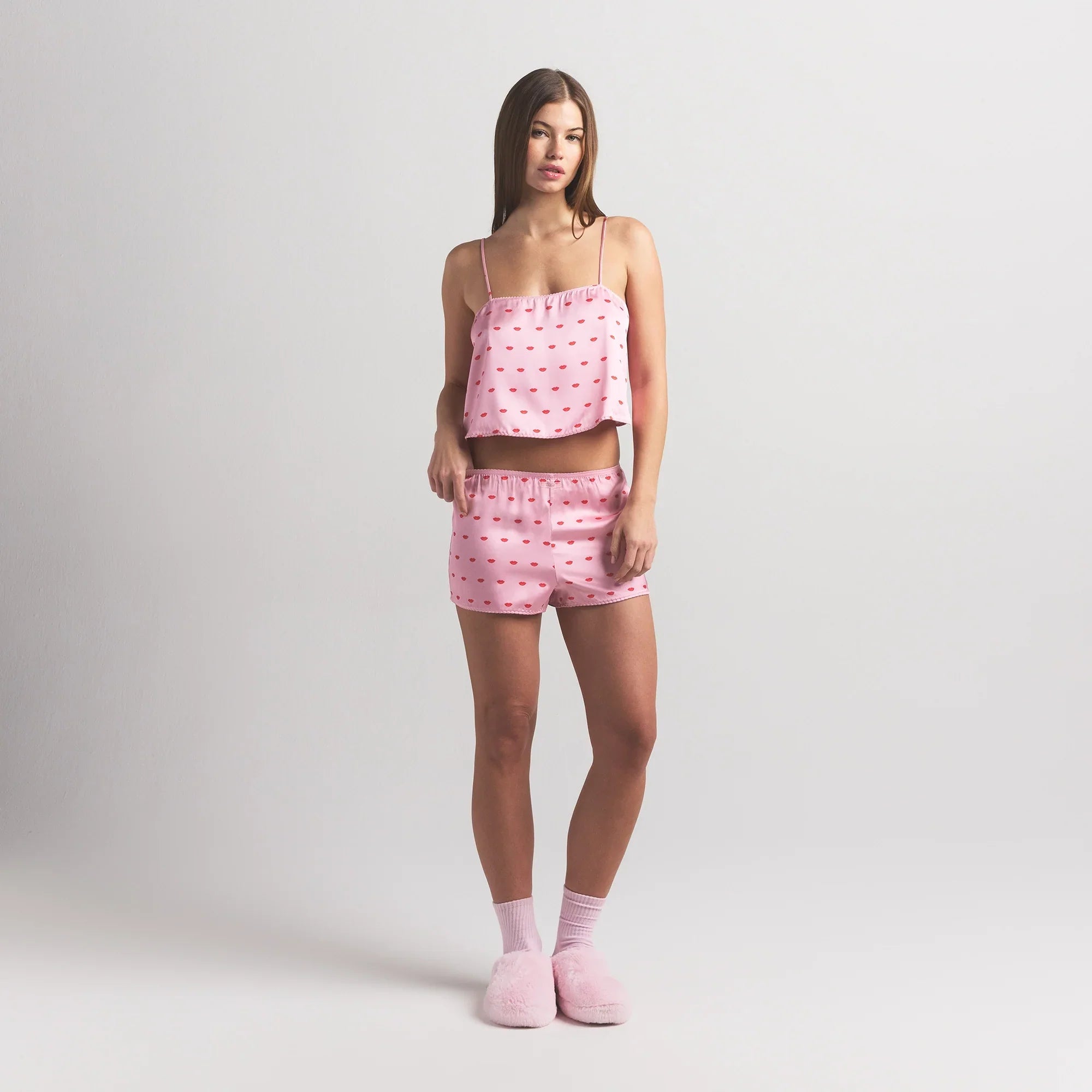 SKIMS WOVEN SHINE CAMI AND SHORT SLEEP SET | HALITE KIMS LIPS PRINT - Sneaker Türkiye