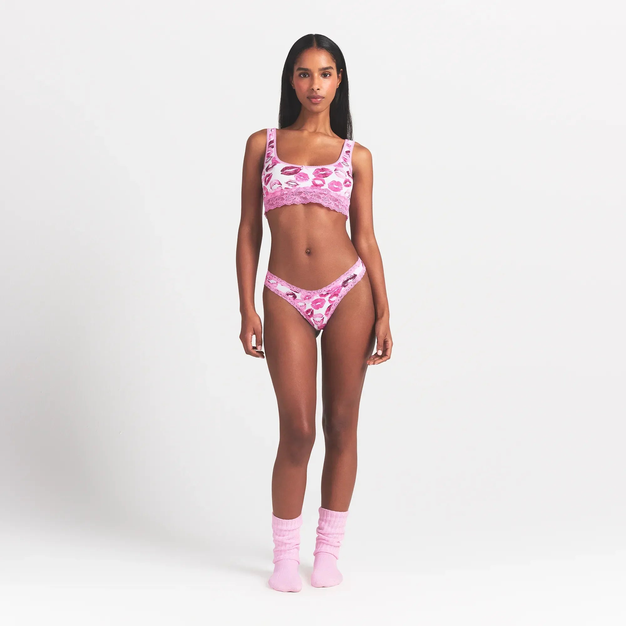 SKIMS LIGHTWEIGHT COTTON LACE THONG | PINK ALLOVER LIPSTICK - Sneaker Türkiye