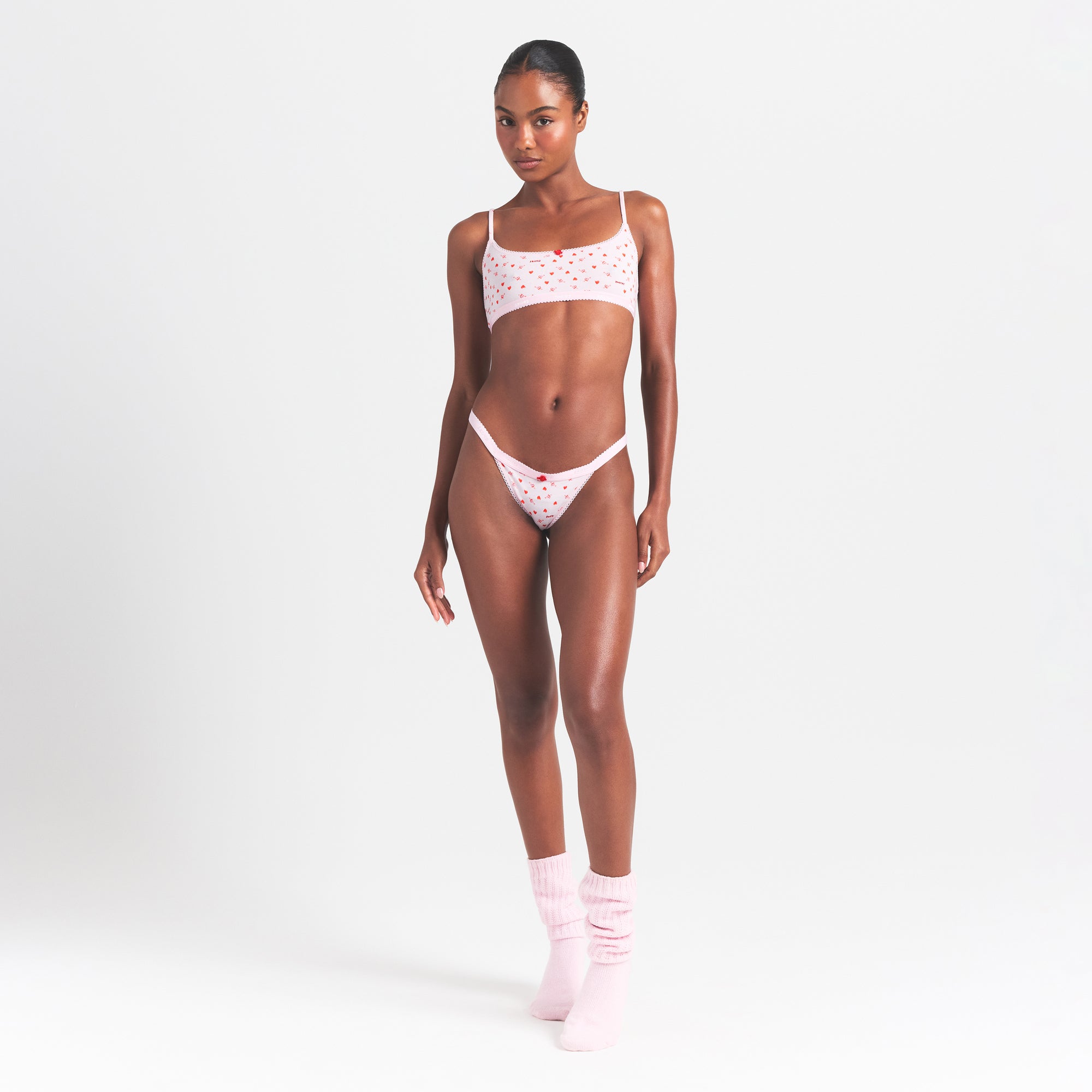 SKIMS LIGHTWEIGHT COTTON LOGO PICOT THONG | BABY PINK ARROWED HEARTS - Sneaker Türkiye
