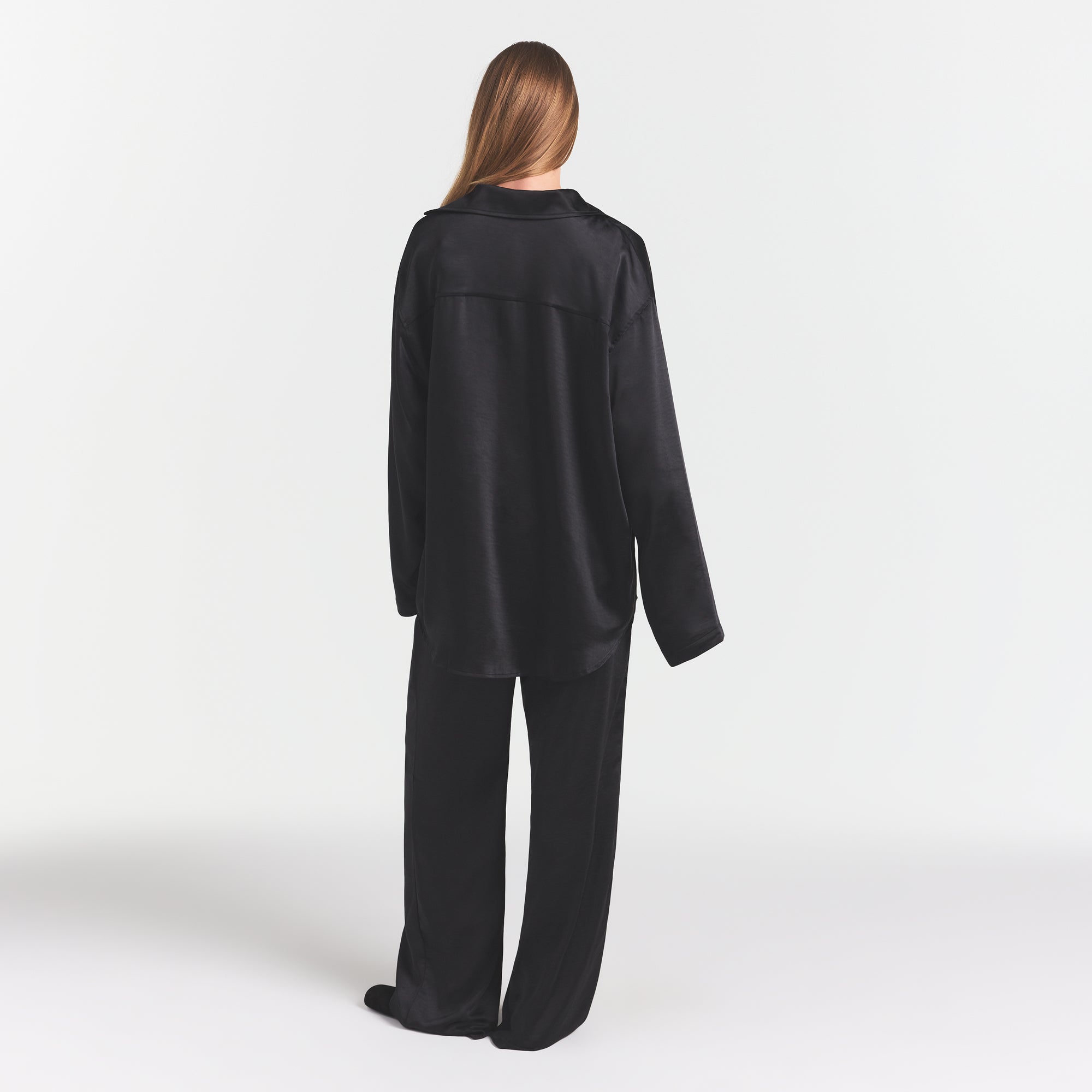 SKIMS LIGHTWEIGHT SATIN OVERBedenD SHIRT | OBSIDIAN - Sneaker Türkiye