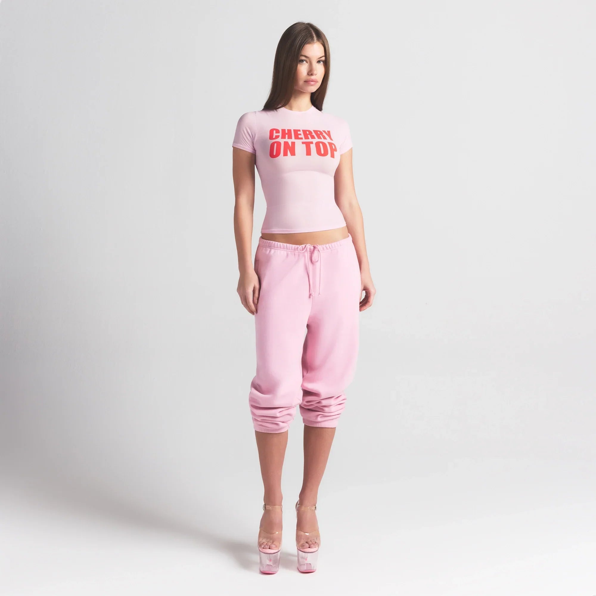 SKIMS FITS EVERYBODY T-SHIRT | BABY PINK CHERRY ON TOP - Sneaker Türkiye
