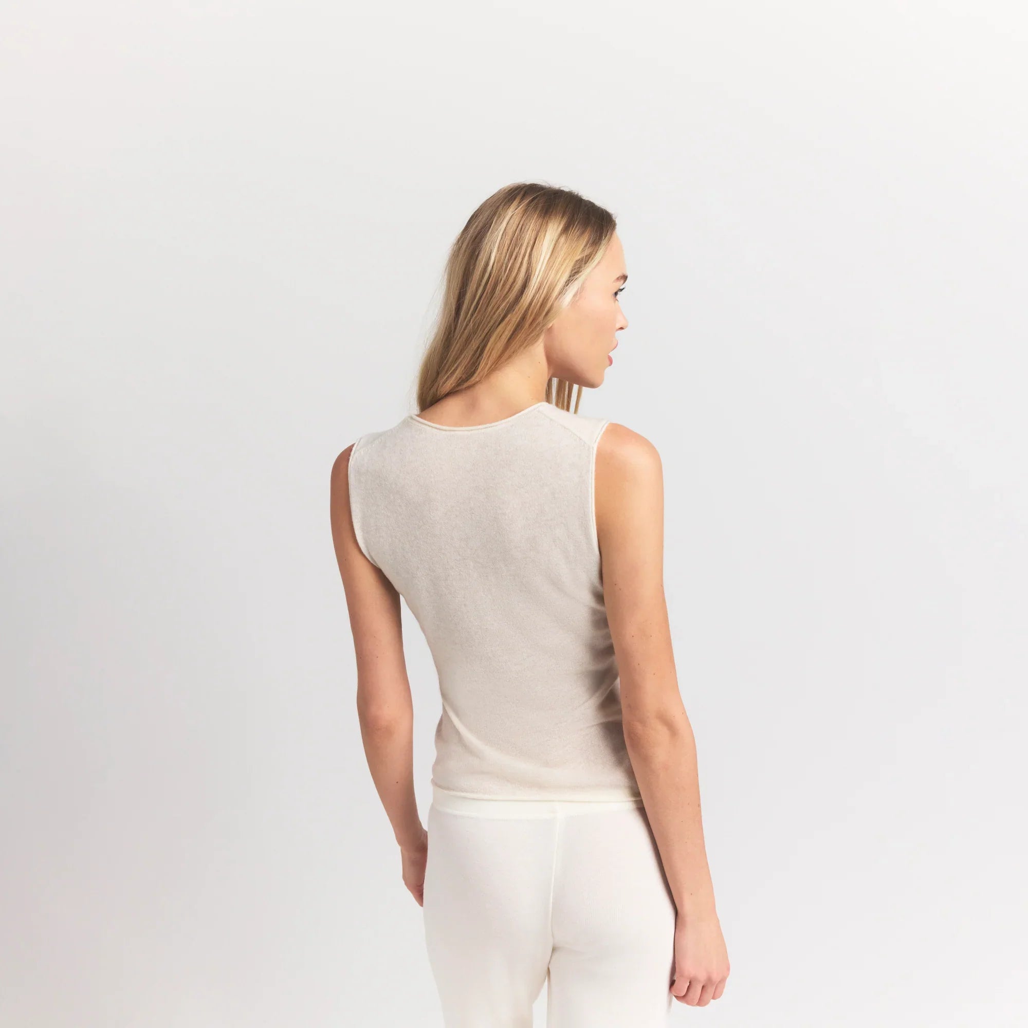 SKIMS FEATHERWEIGHT CASHMERE SLEEVELESS TOP | EGRET - Sneaker Türkiye