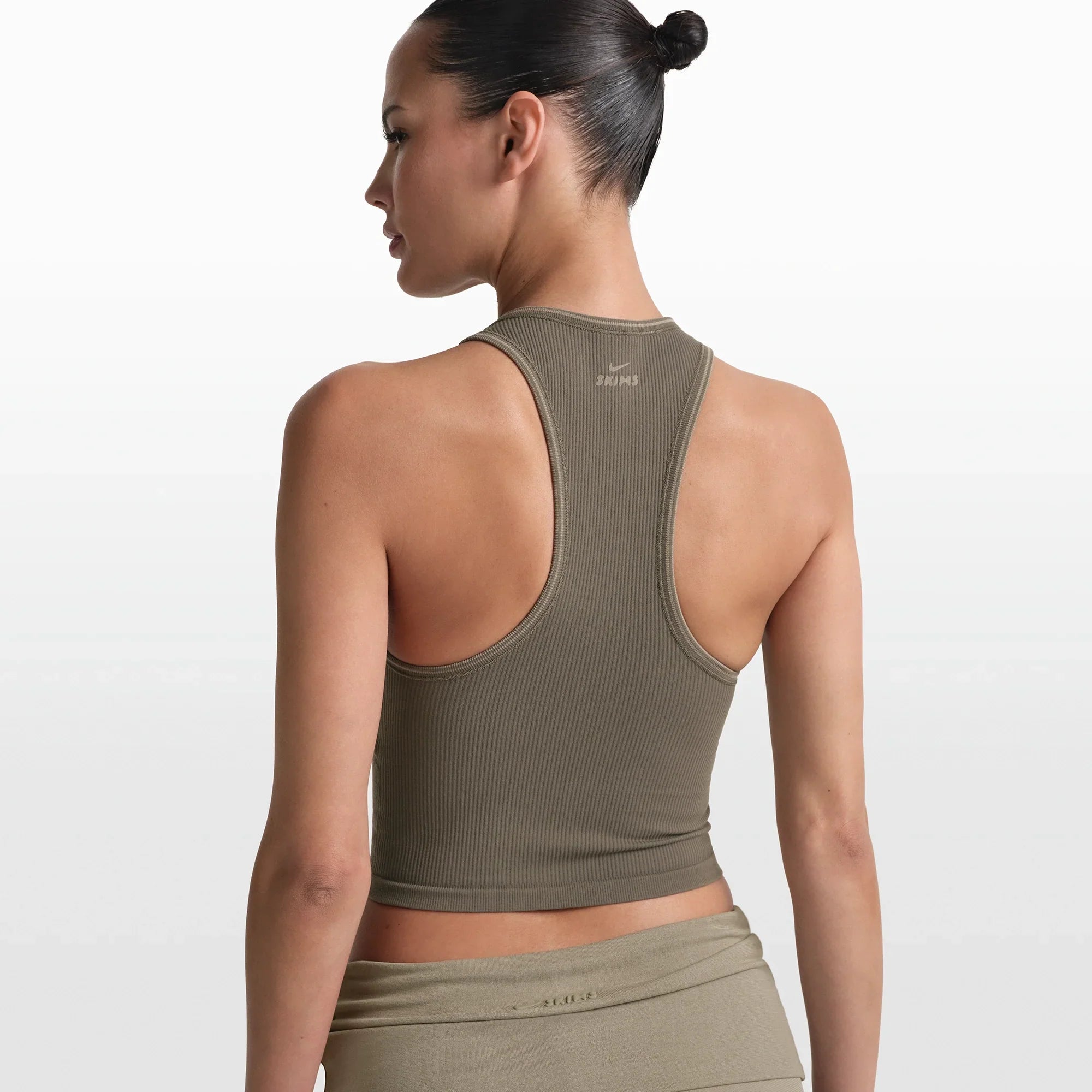 NikeSKIMS RIBBED SEAMLESS RACER FRONT TANK | DUSTY OAKMOSS - Sneaker Türkiye