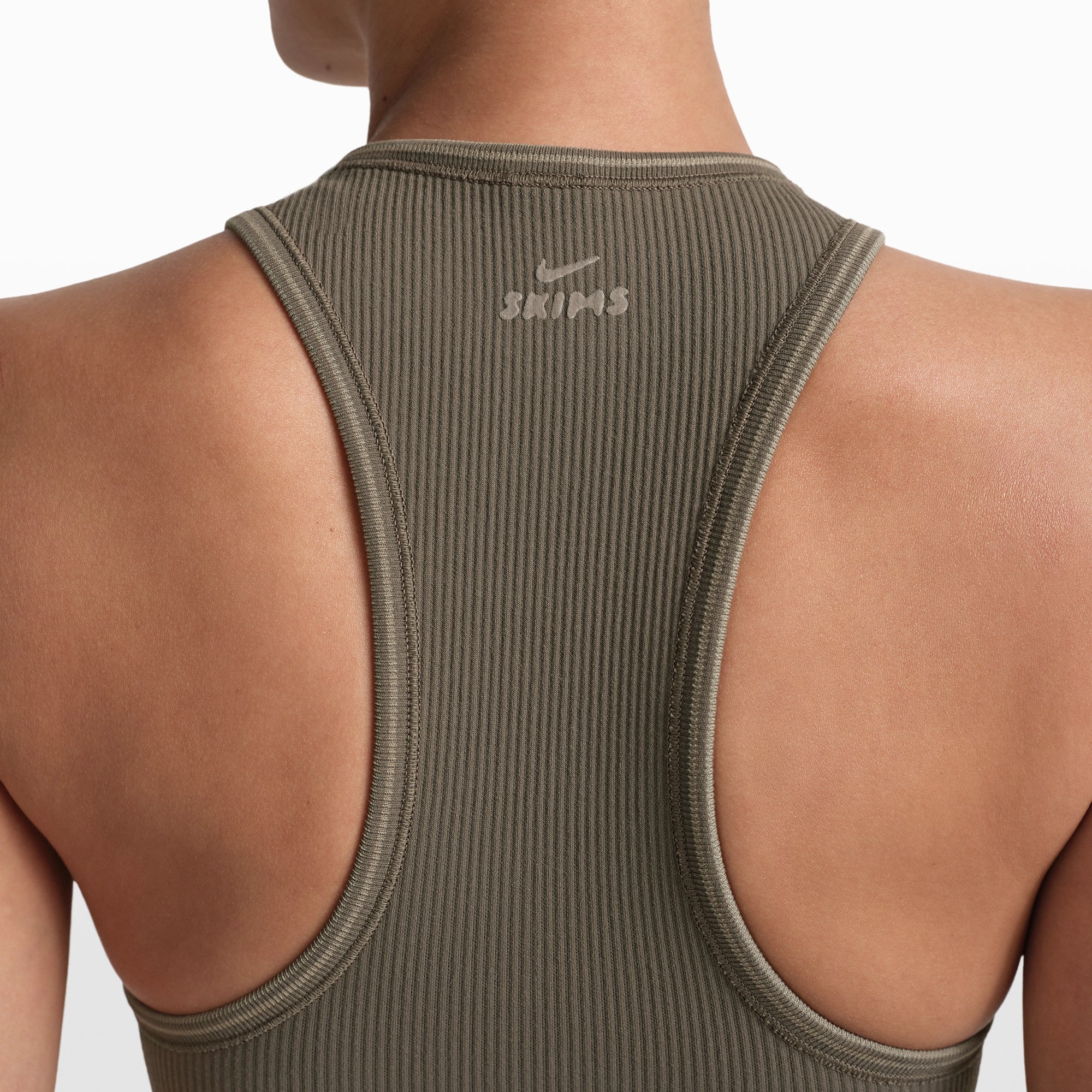 NikeSKIMS RIBBED SEAMLESS RACER FRONT TANK | DUSTY OAKMOSS - Sneaker Türkiye
