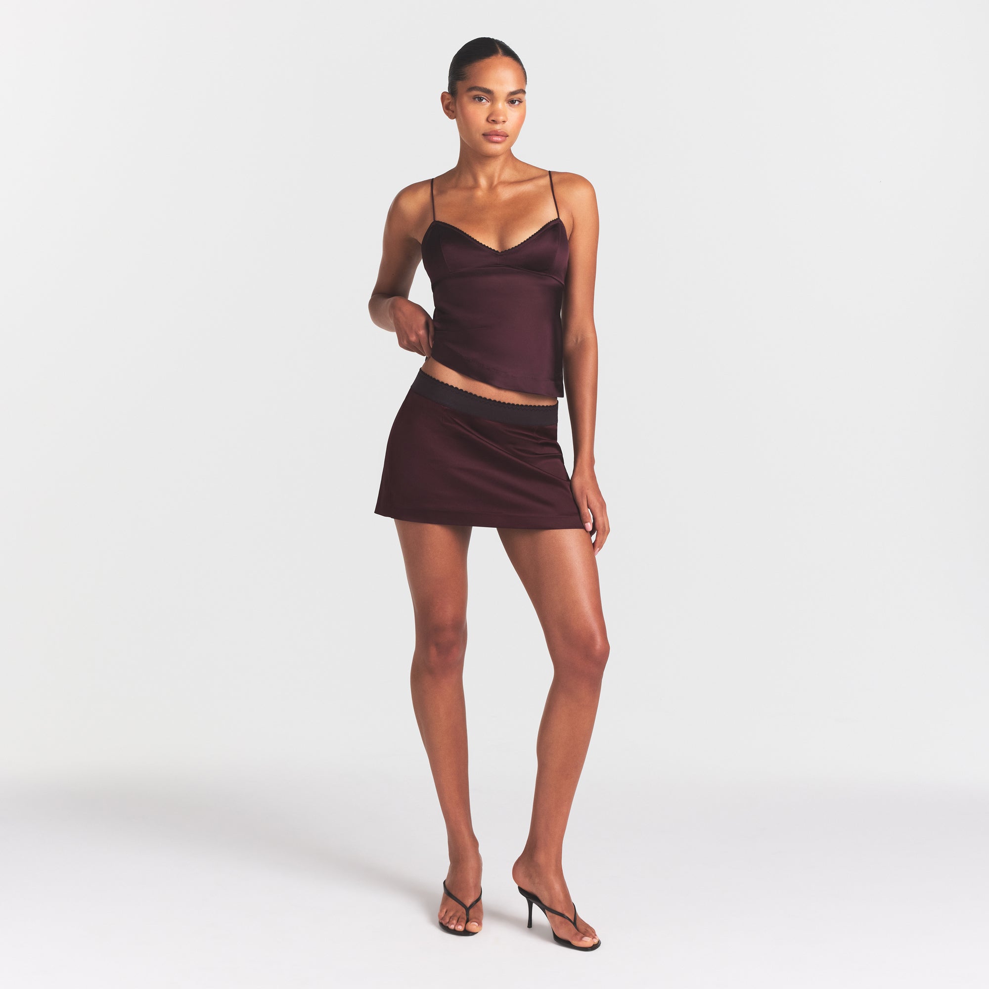 SKIMS SATIN CAMI | CURRANT - Sneaker Türkiye