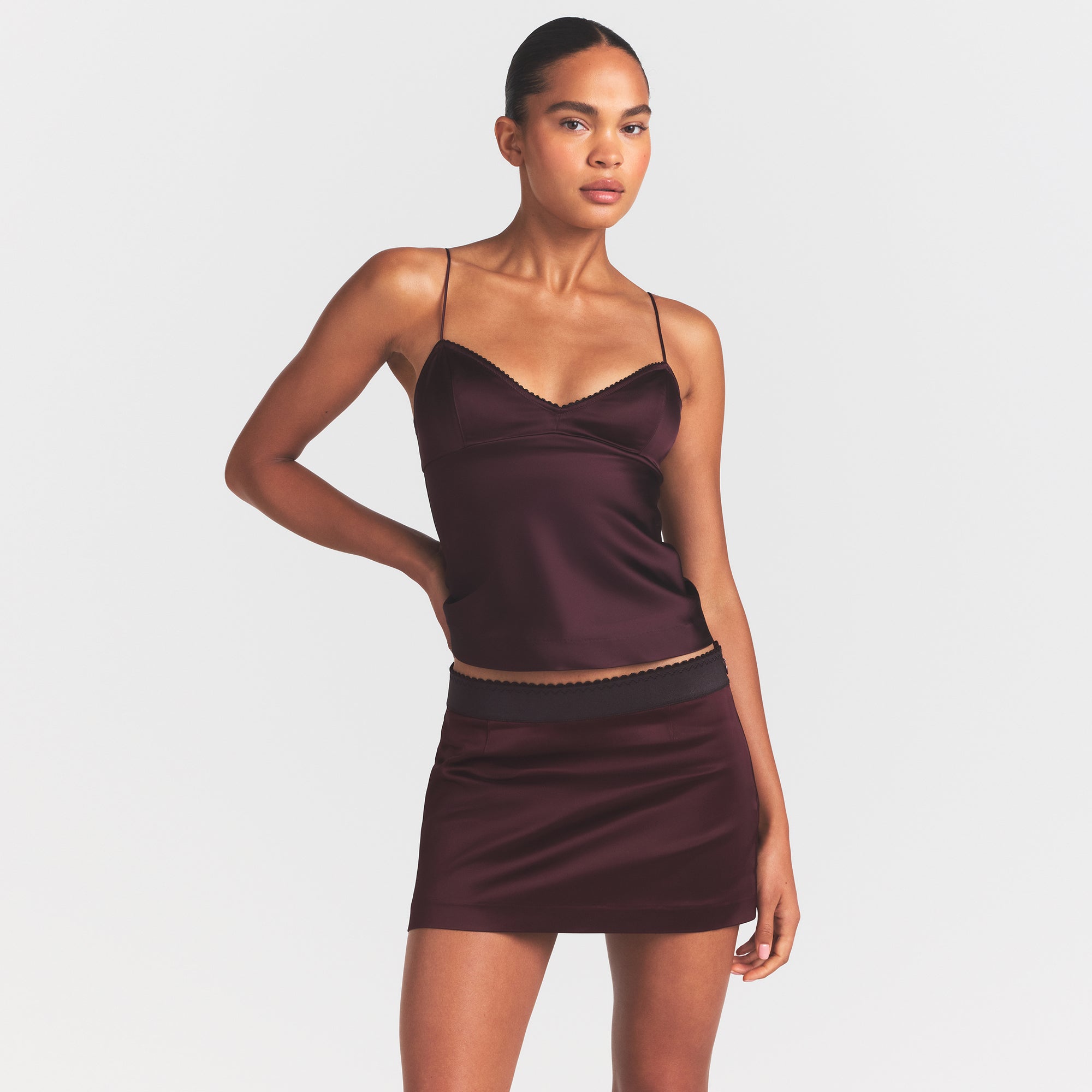 SKIMS SATIN CAMI | CURRANT - Sneaker Türkiye