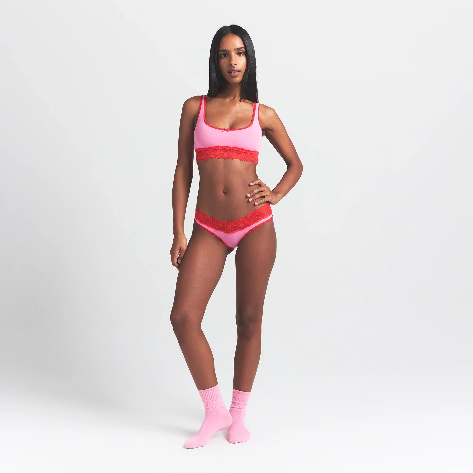 SKIMS LIGHTWEIGHT COTTON WIDE LACE BRIEF | CARNATION CONTRAST - Sneaker Türkiye