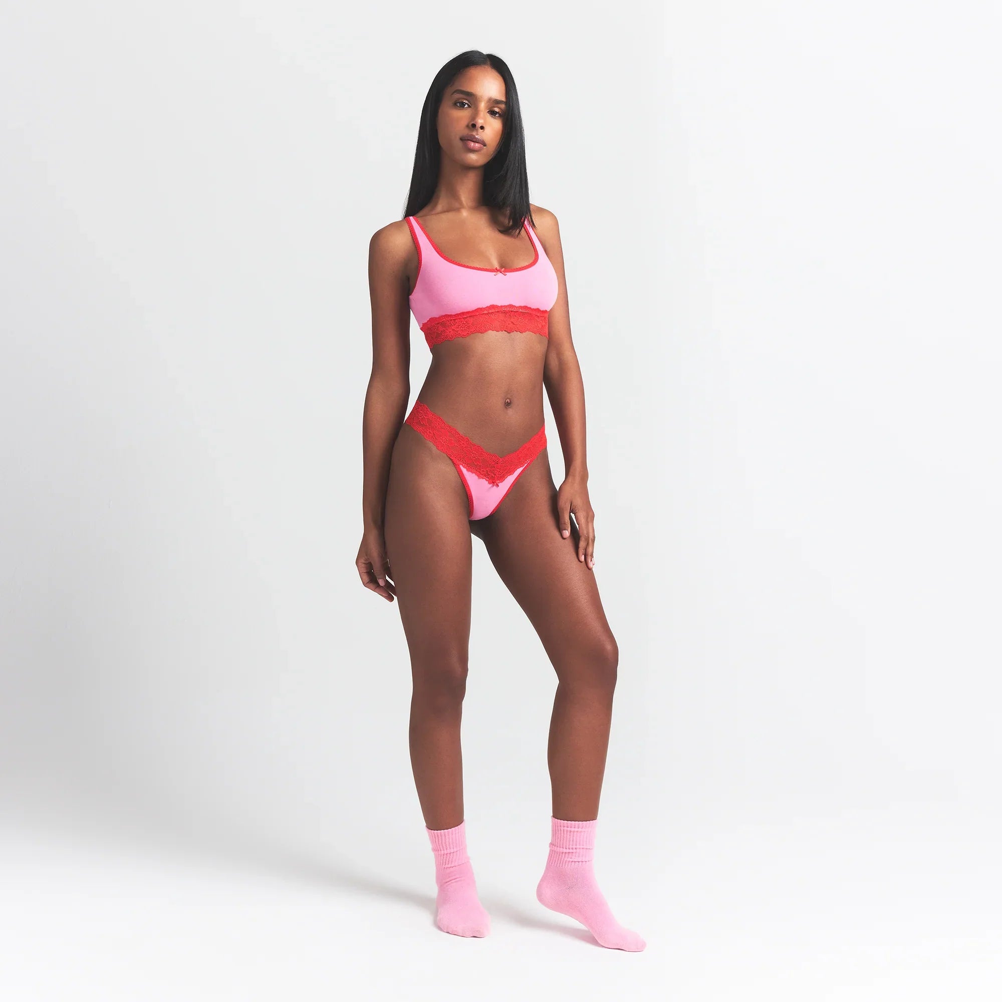 SKIMS LIGHTWEIGHT COTTON WIDE LACE THONG | CARNATION CONTRAST - Sneaker Türkiye