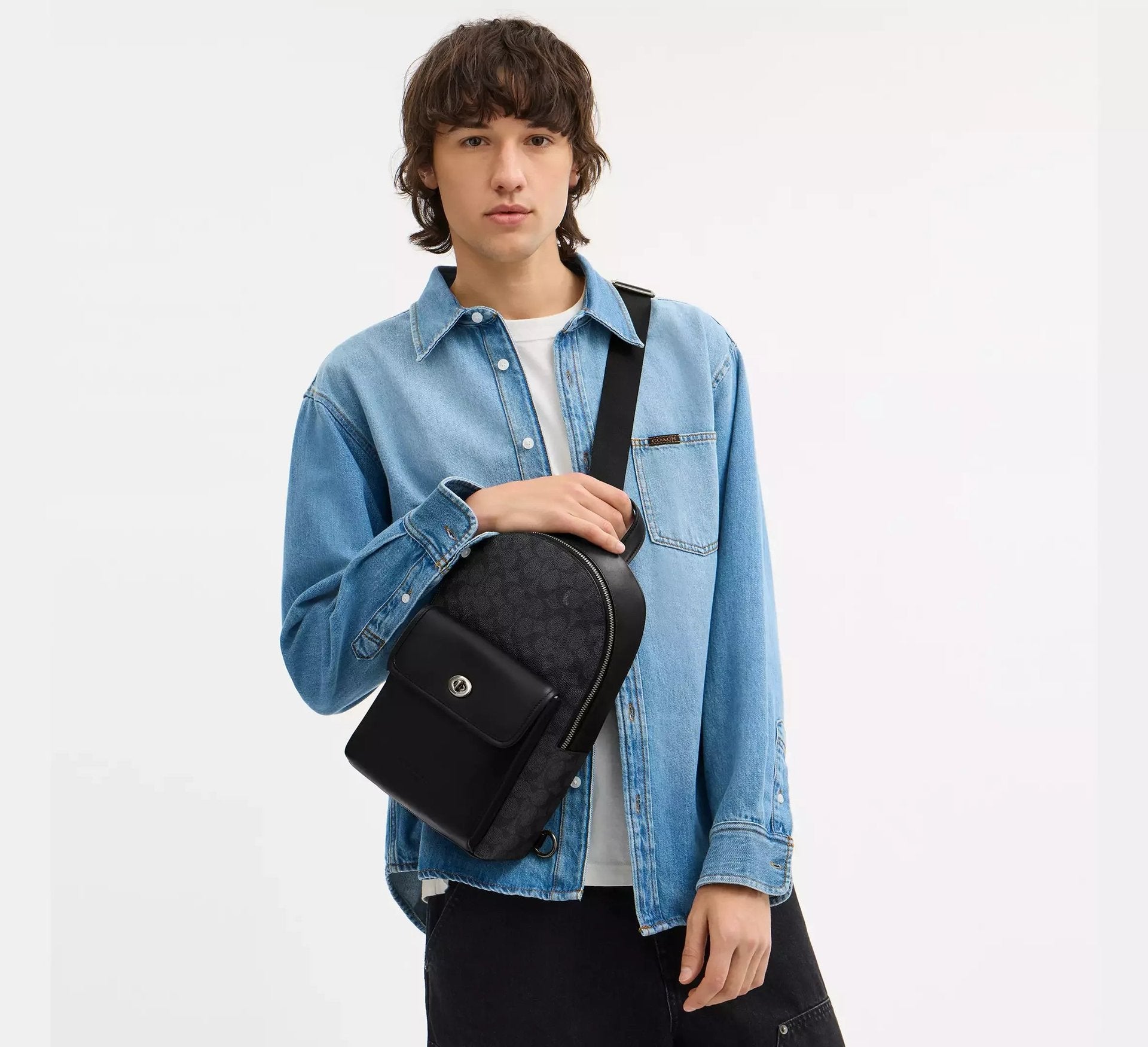 Coach Turnlock Sling Pack In Signature – Gunmetal/Charcoal/Black - Sneaker Türkiye