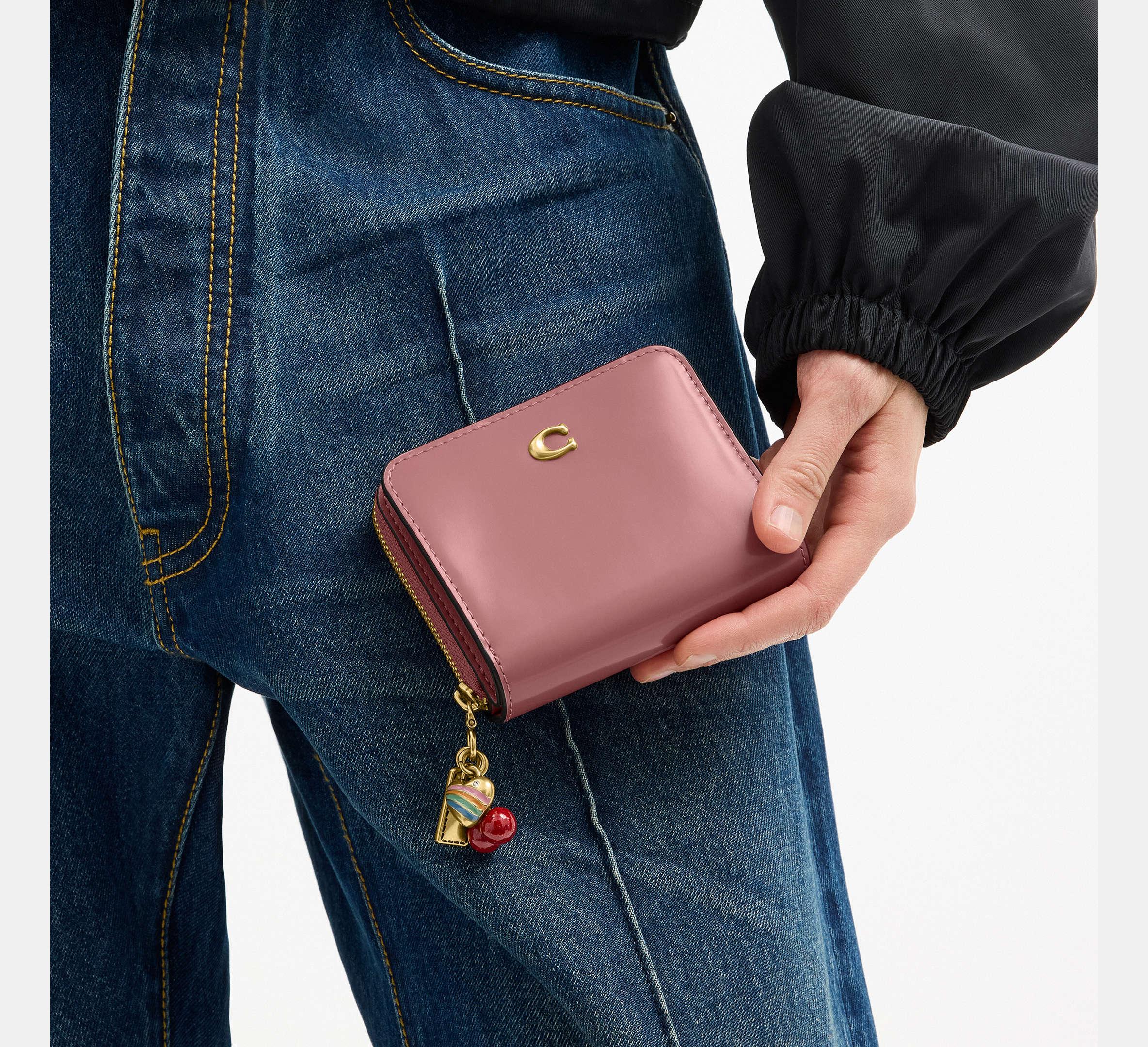 Coach Essential Billfold Wallet With Charms – Brass/Peony - Sneaker Türkiye