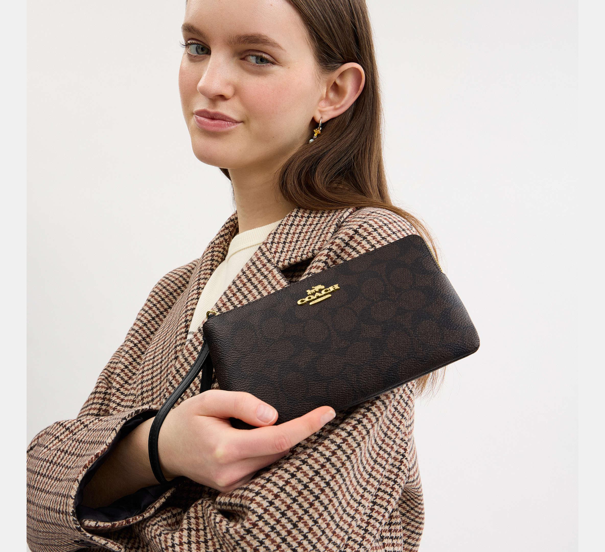 Coach Large Corner Zip Wristlet In Signature – Gold/Walnut/Black - Sneaker Türkiye