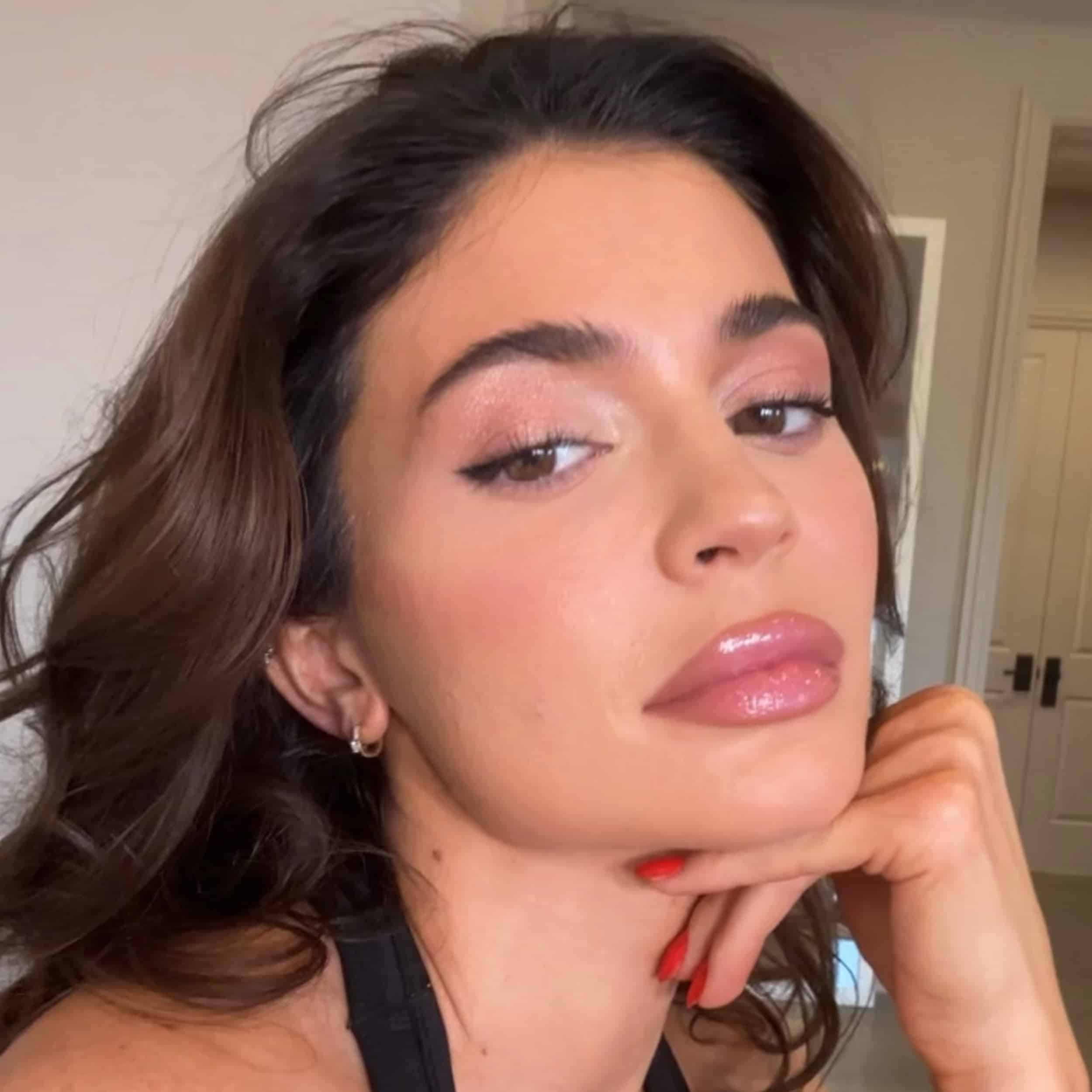 Kylie Cosmic Jenner Inspired Glam - Sneaker Türkiye