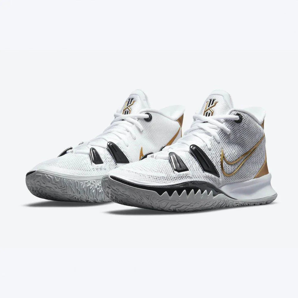 Kyrie 7 Championship yazısını büyük harflerle şöyle yazabilirsiniz: **KYRIE 7 CHAMPIONSHIP** - Sneaker Türkiye