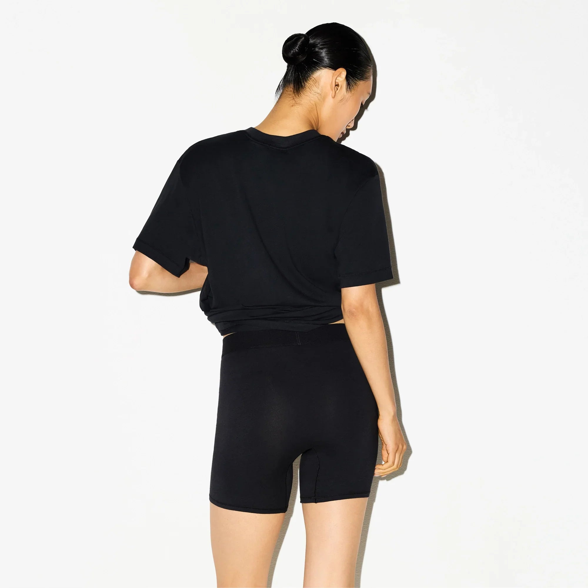 SKIMS BOYFRIEND T-SHIRT | ONYX - Sneaker Türkiye
