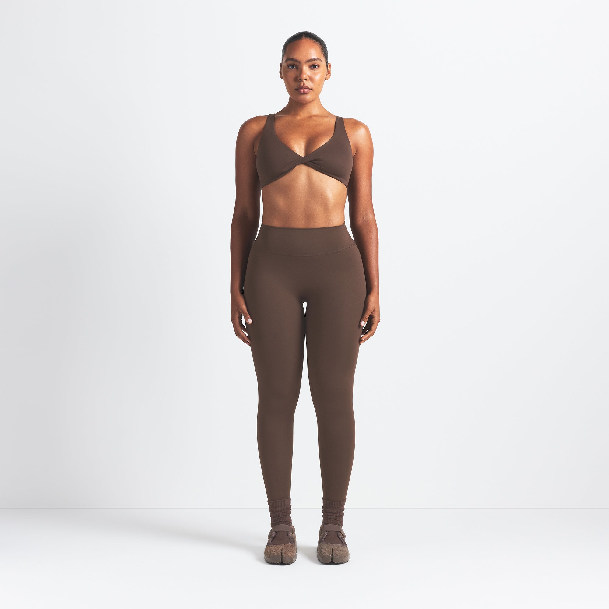NikeSKIMS MATTE TWIST-FRONT BRA | DARK SEPIA - Sneaker Türkiye