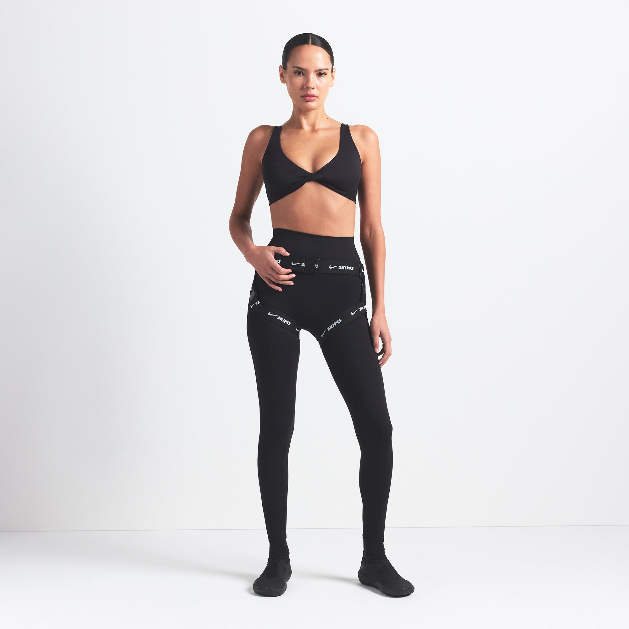 NikeSKIMS MATTE TWIST-FRONT BRA | OBSIDIAN - Sneaker Türkiye