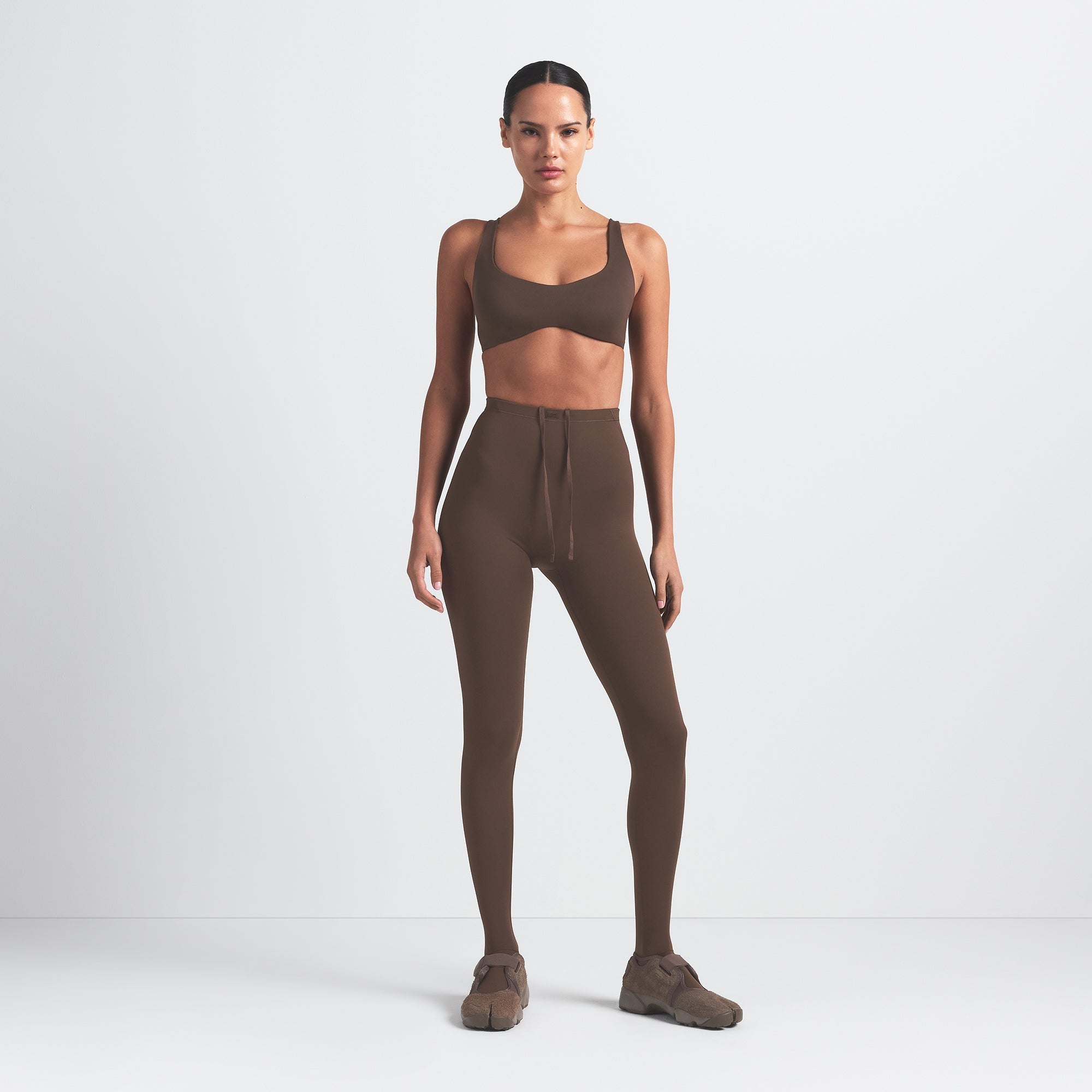 NikeSKIMS MATTE SHAPING SCOOP BRA | DARK SEPIA - Sneaker Türkiye