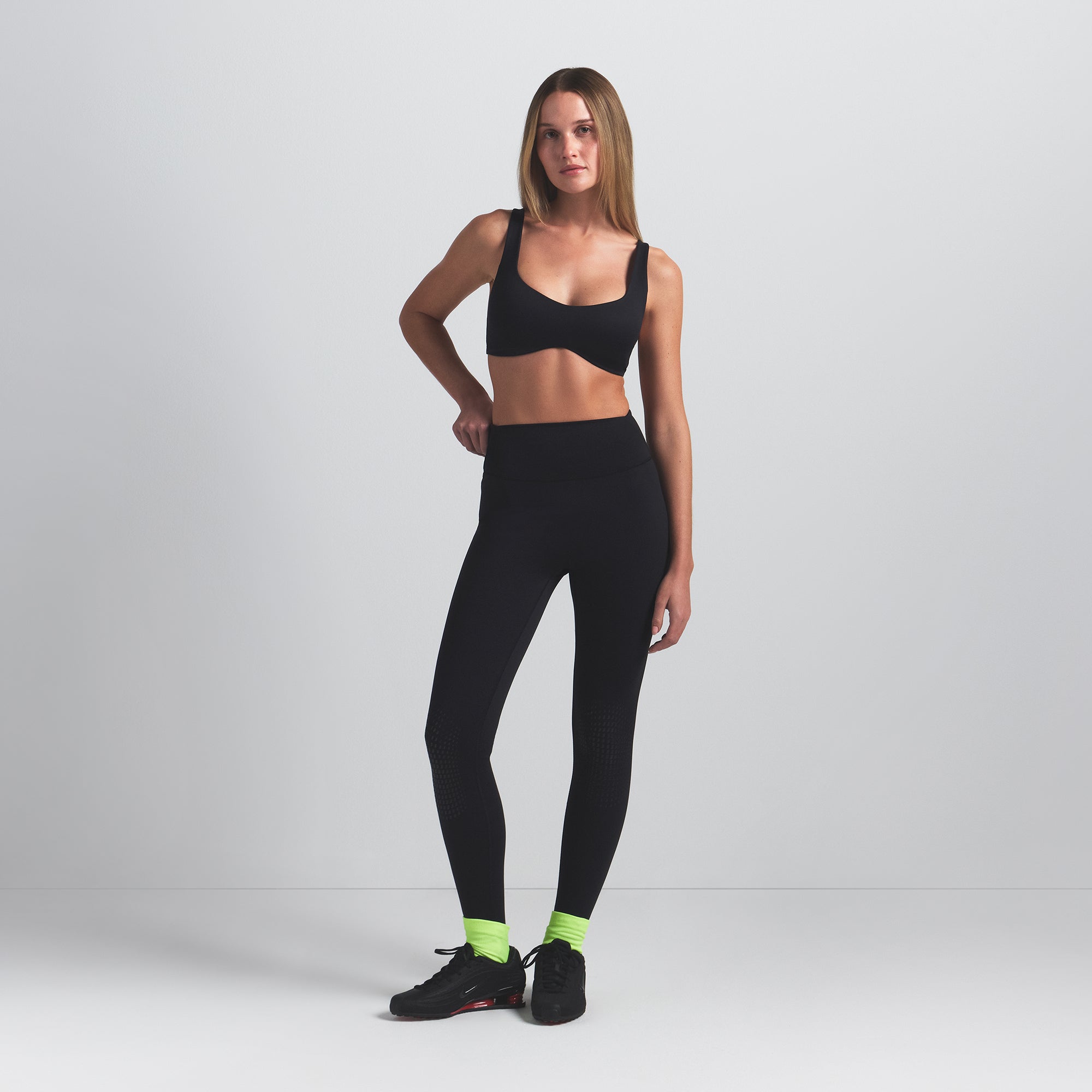 NikeSKIMS MATTE SHAPING SCOOP BRA | OBSIDIAN - Sneaker Türkiye