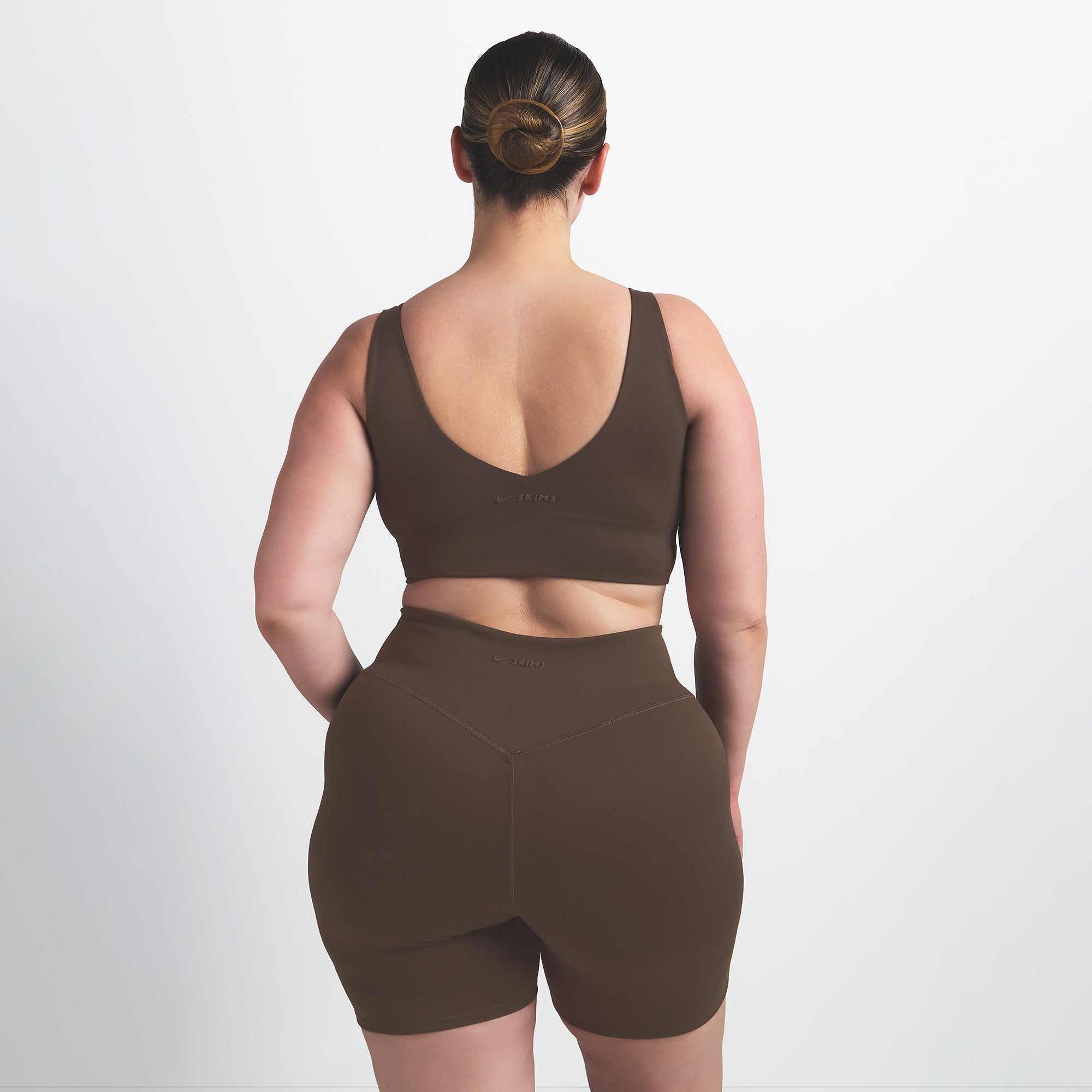 NikeSKIMS MATTE V-NECK BRA TOP | DARK SEPIA - Sneaker Türkiye