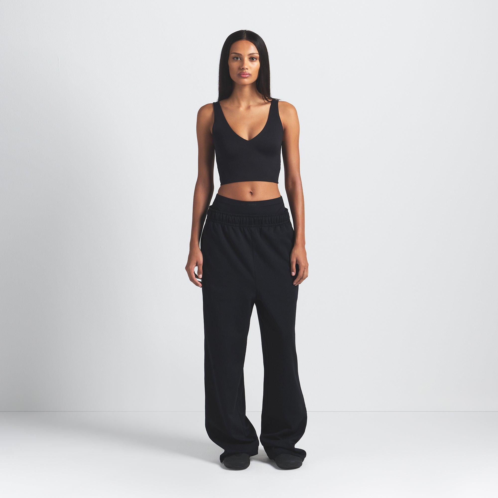 NikeSKIMS MATTE V-NECK BRA TOP | OBSIDIAN - Sneaker Türkiye