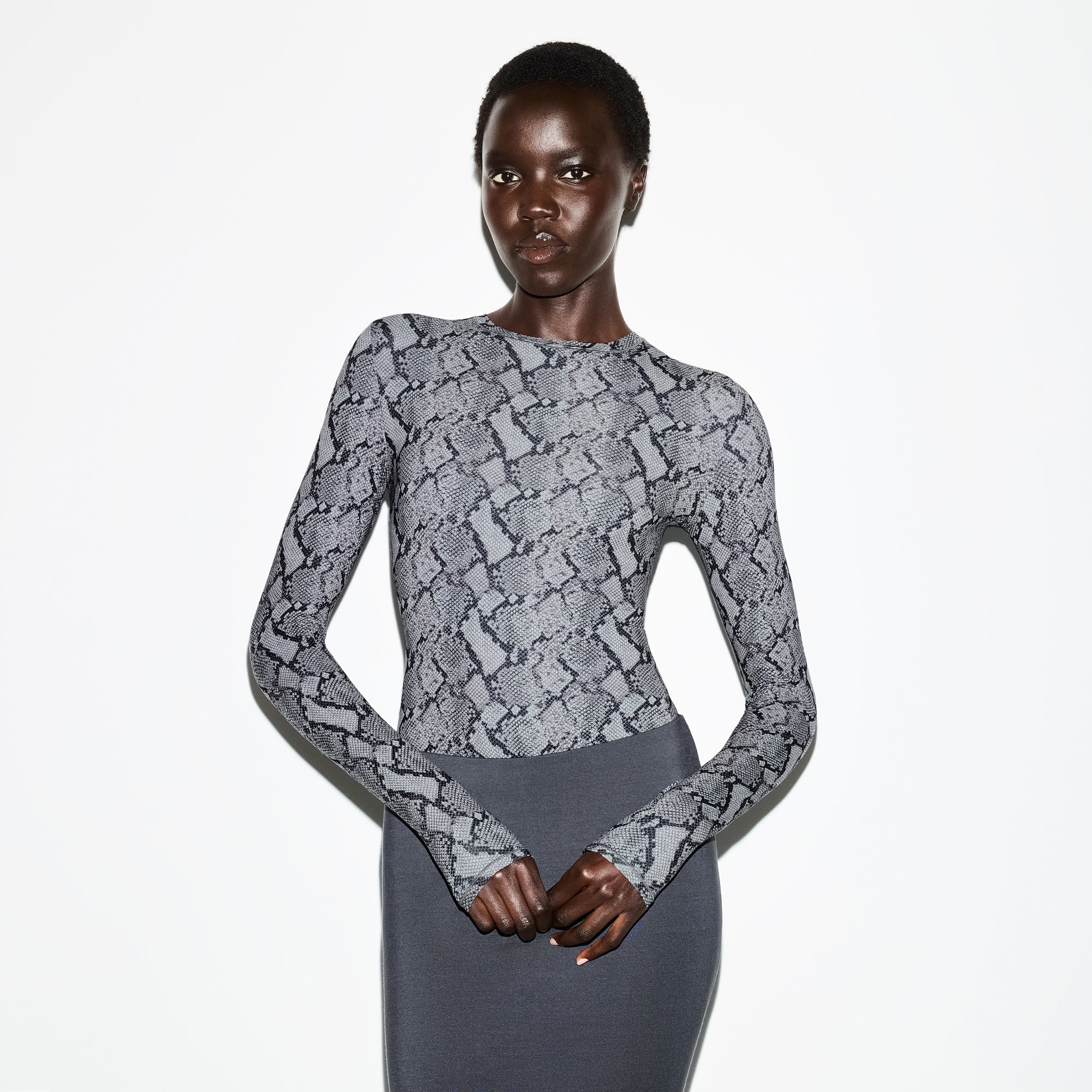 SKIMS FITS EVERYBODY LONG SLEEVE CREW NECK BODYSUIT | SHADOW SNAKE PRINT - Sneaker Türkiye