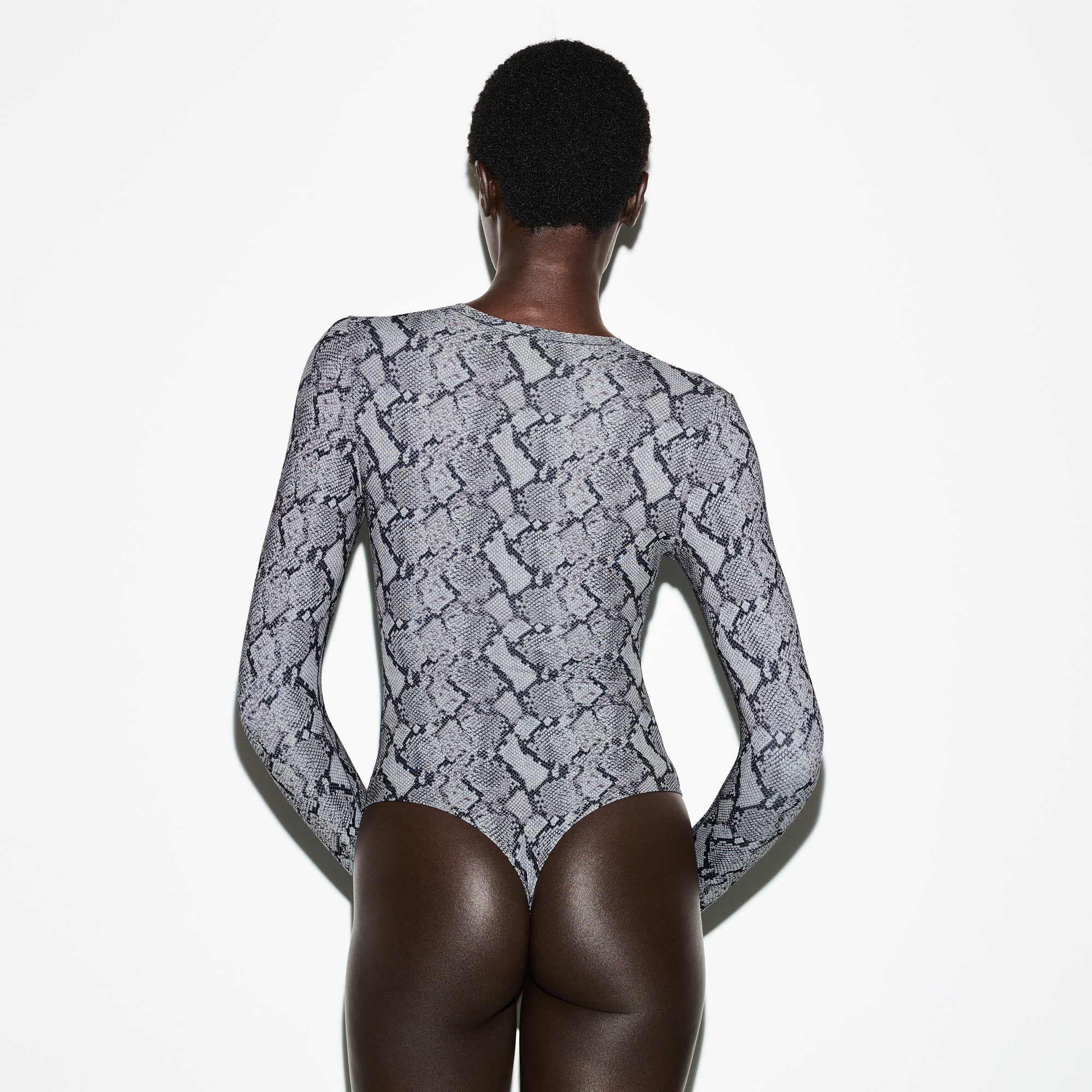 SKIMS FITS EVERYBODY LONG SLEEVE CREW NECK BODYSUIT | SHADOW SNAKE PRINT - Sneaker Türkiye