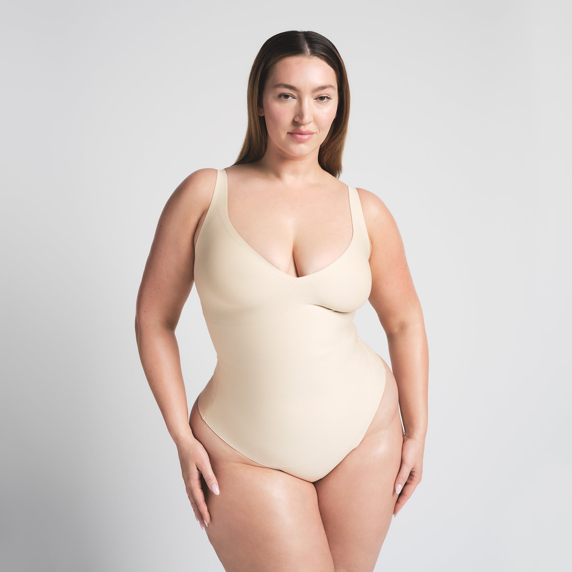SKIMS BODY UNLINED PLUNGE THONG BODYSUIT | SAND - Sneaker Türkiye