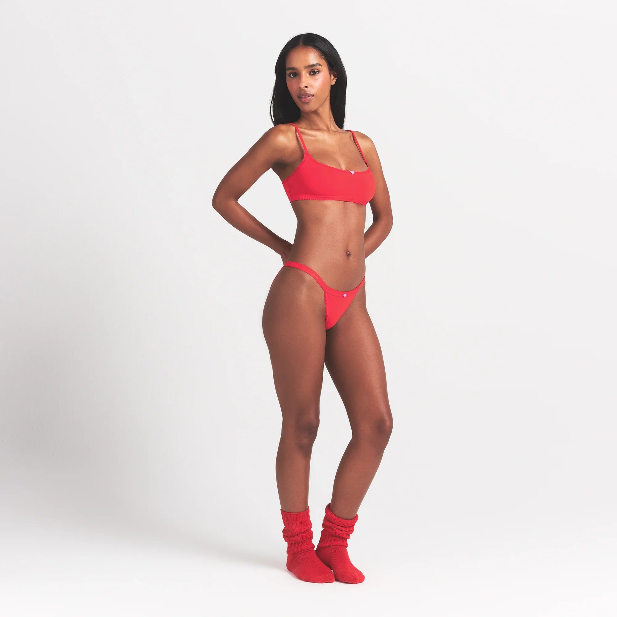 SKIMS LIGHTWEIGHT COTTON LOGO PICOT STRING BIKINI | RUBY TONAL - Sneaker Türkiye