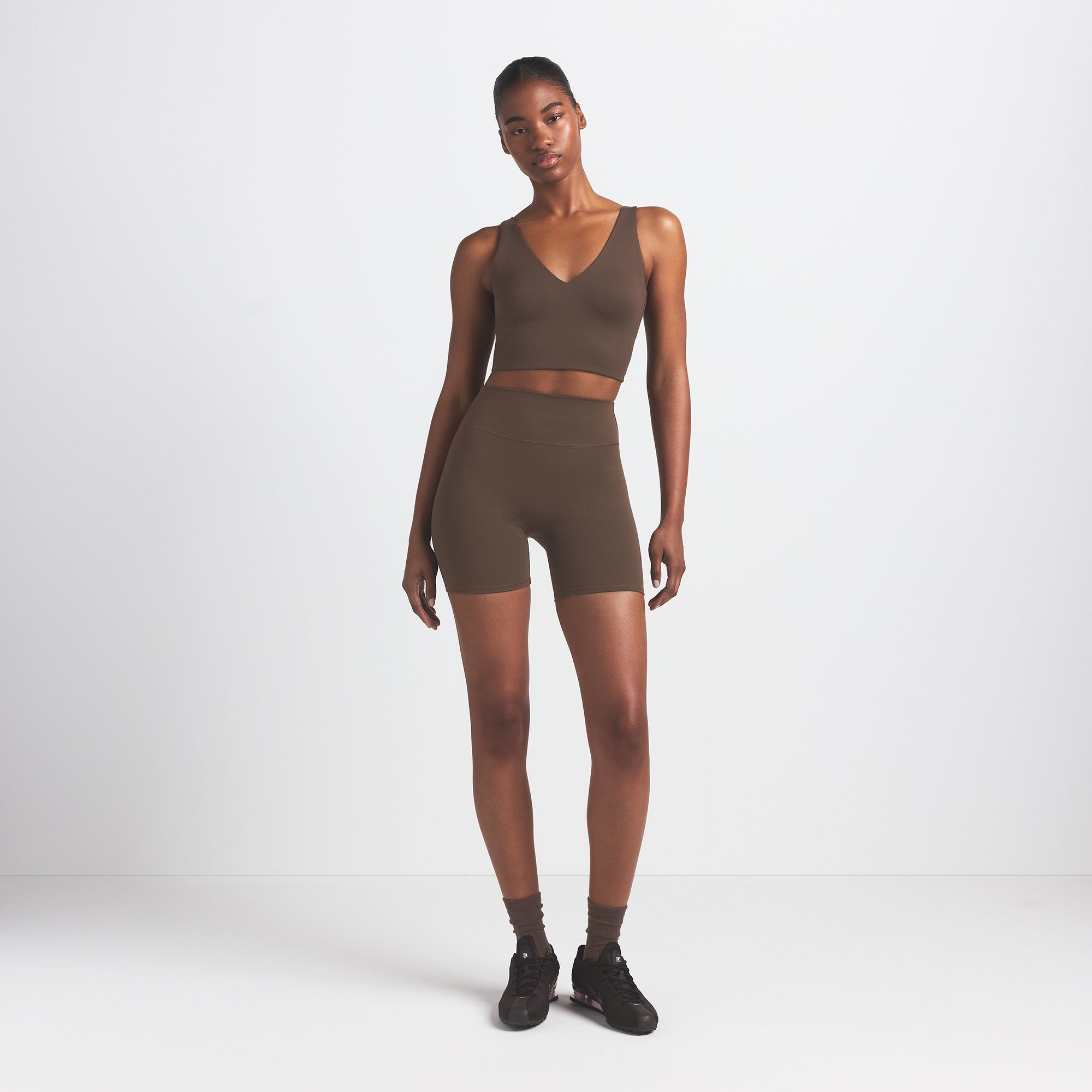 NikeSKIMS MATTE 5″ BIKER SHORT | DARK SEPIA - Sneaker Türkiye