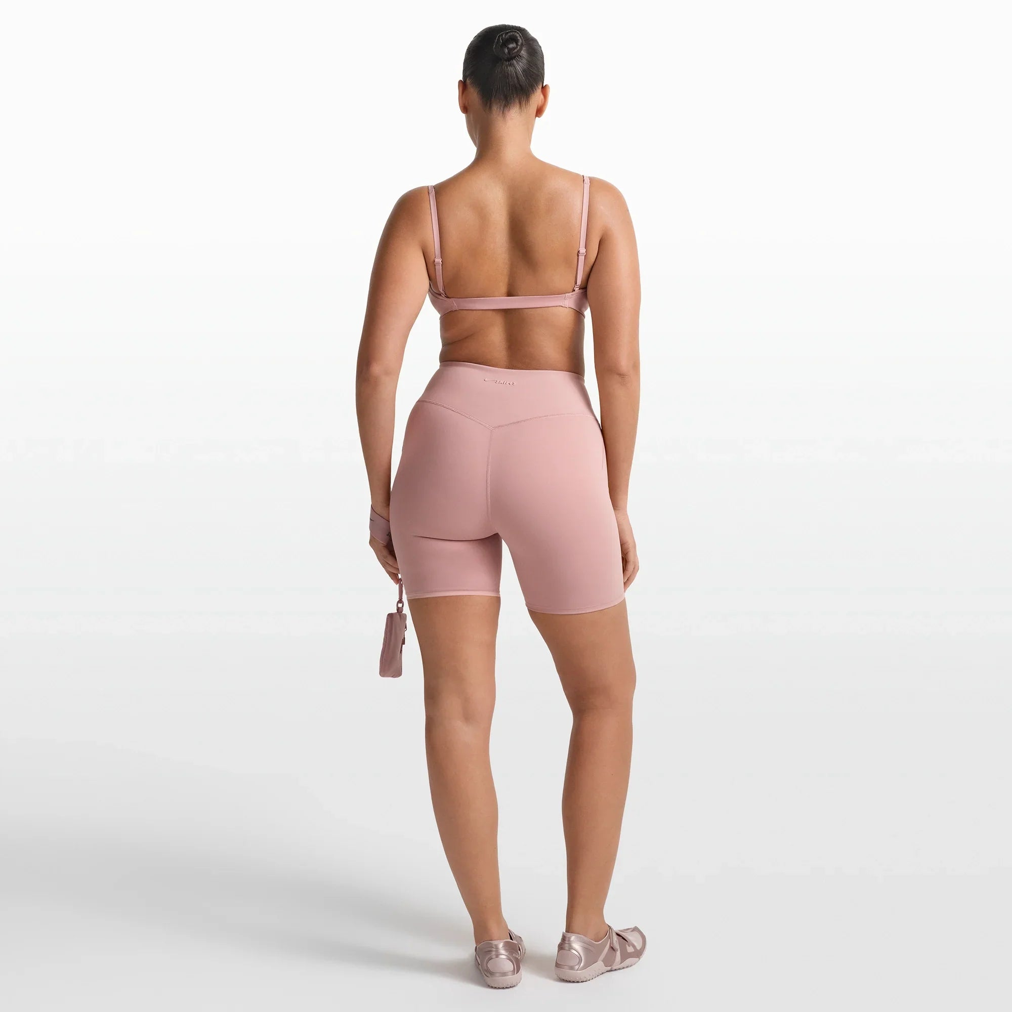 NikeSKIMS MATTE 5″ BIKER SHORT | HIMALAYAN - Sneaker Türkiye
