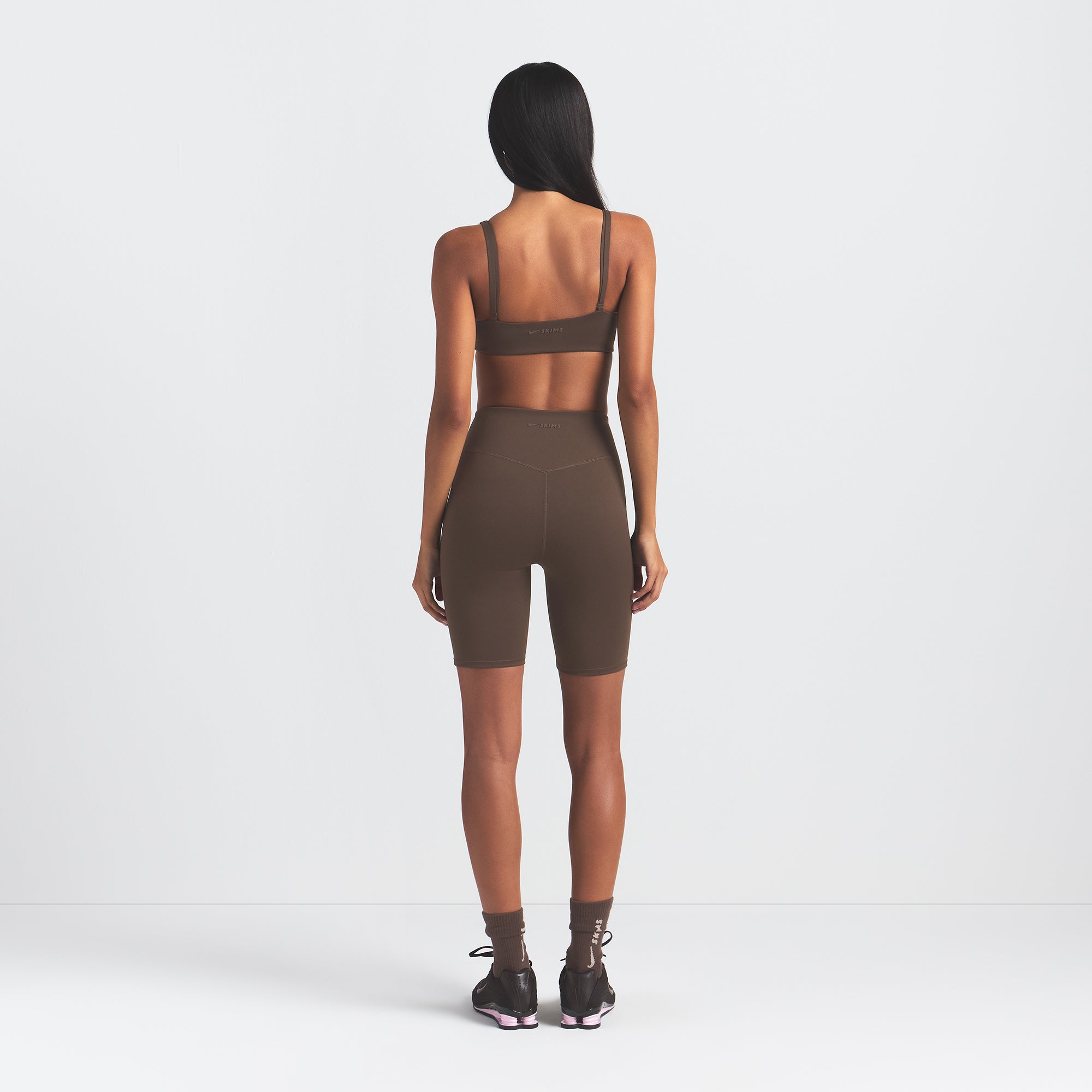 NikeSKIMS MATTE 7″ BIKER SHORT | DARK SEPIA - Sneaker Türkiye