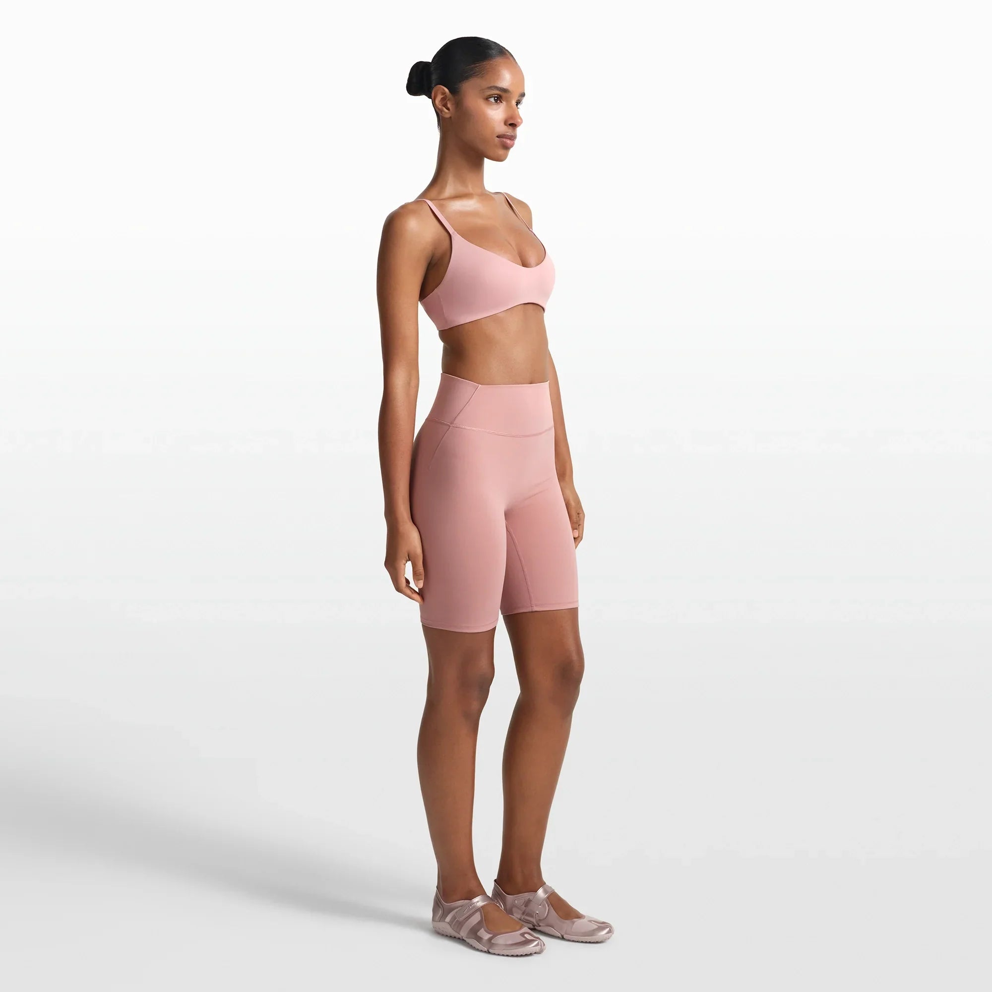 NikeSKIMS MATTE 7″ BIKER SHORT | HIMALAYAN - Sneaker Türkiye