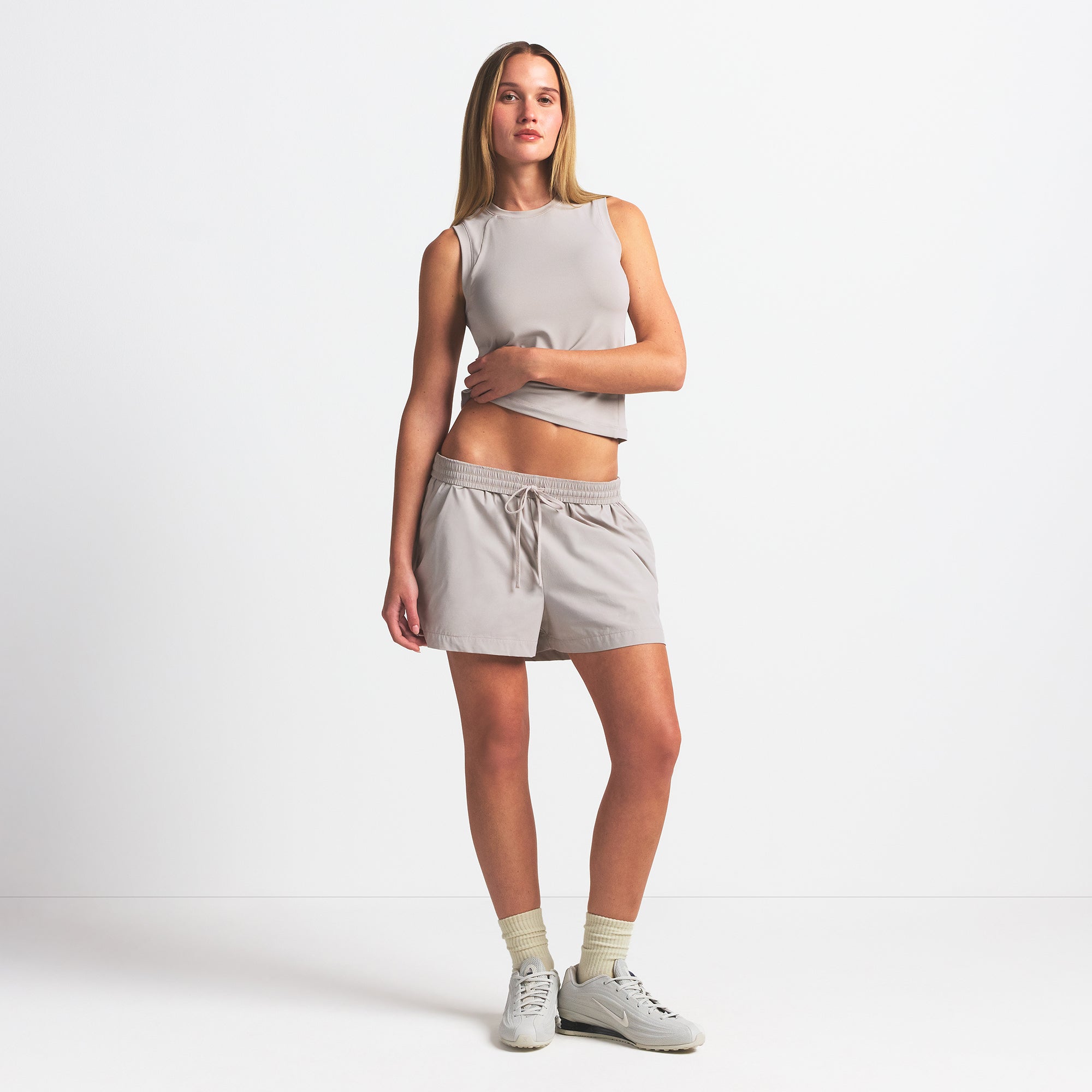 NikeSKIMS WOVEN NYLON 5″ TRACK SHORT | STONE - Sneaker Türkiye