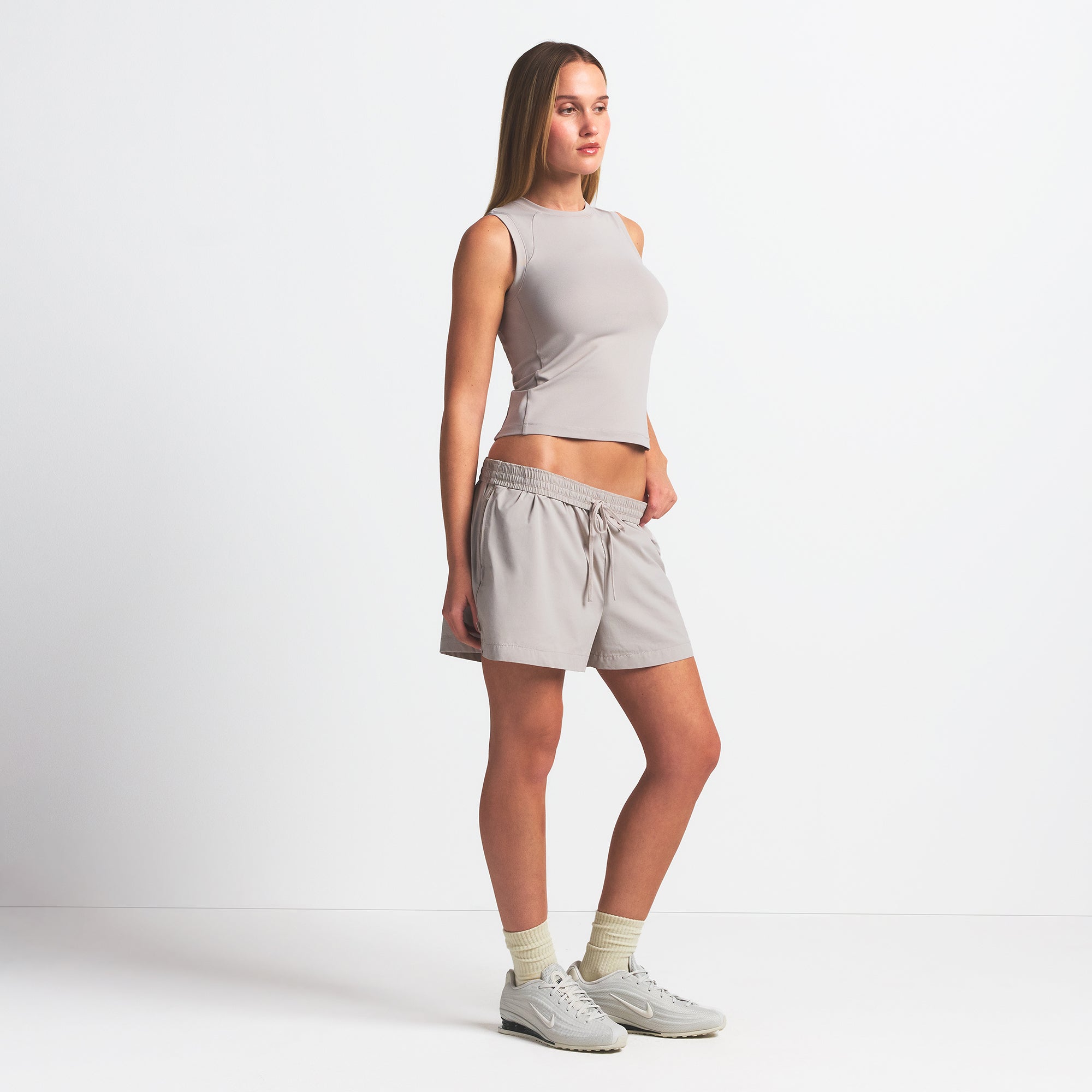 NikeSKIMS WOVEN NYLON 5″ TRACK SHORT | STONE - Sneaker Türkiye