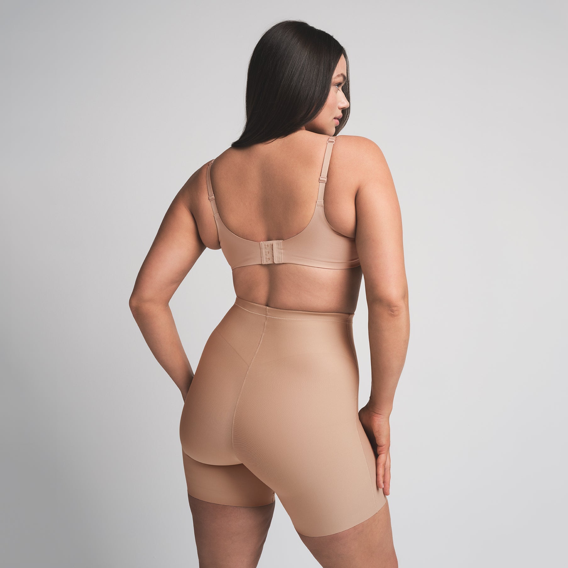 SKIMS BODY CORE SCULPT MID RISE SHORT | CLAY - Sneaker Türkiye