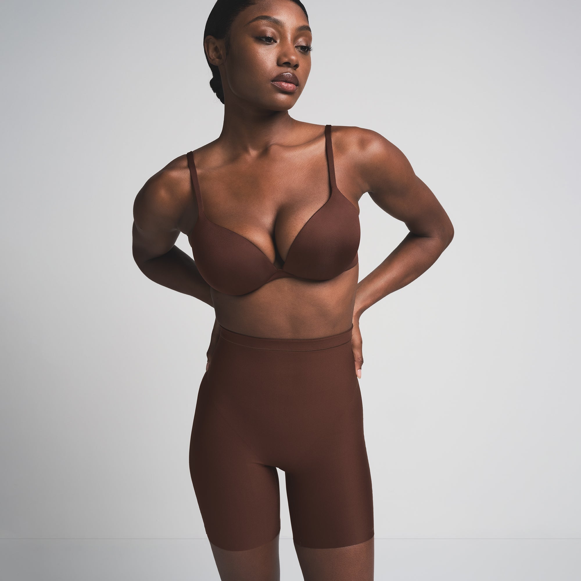 SKIMS BODY CORE SCULPT MID RISE SHORT | COCOA - Sneaker Türkiye