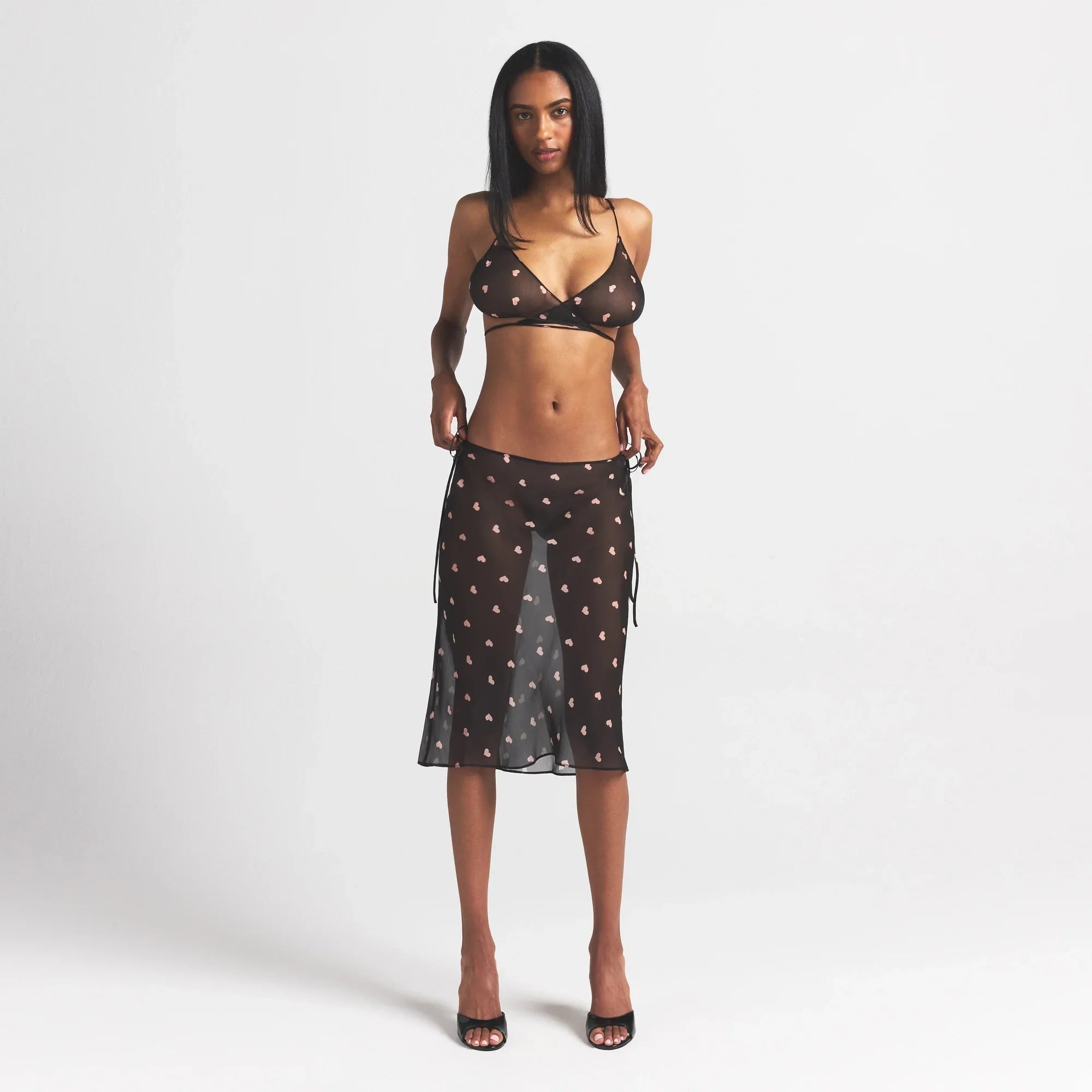 SKIMS ROMANCE SKIMPY WRAP BRALETTE | OBSIDIAN SPACED HEARTS - Sneaker Türkiye