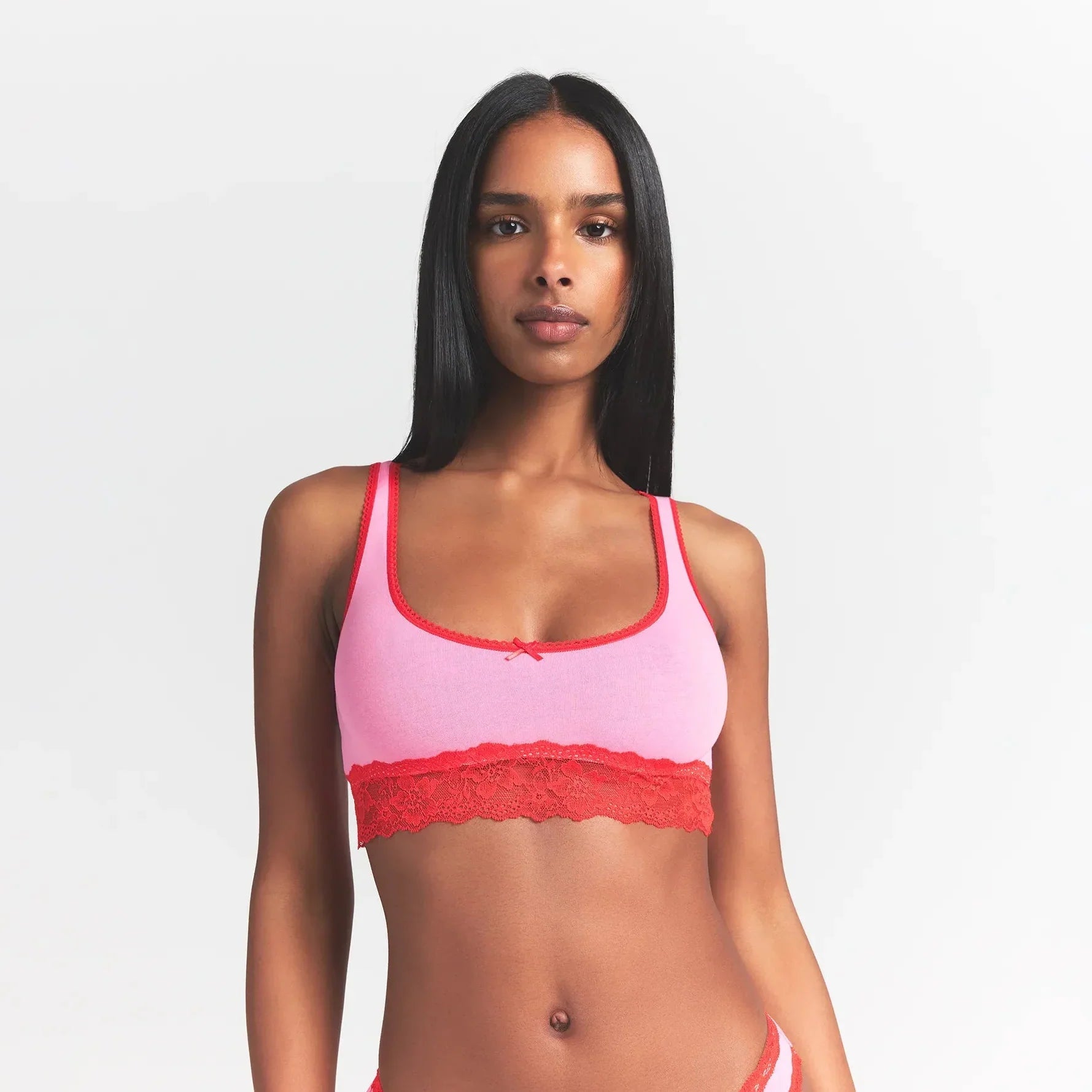 SKIMS LIGHTWEIGHT COTTON LACE SCOOP BRALETTE | CARNATION CONTRAST - Sneaker Türkiye