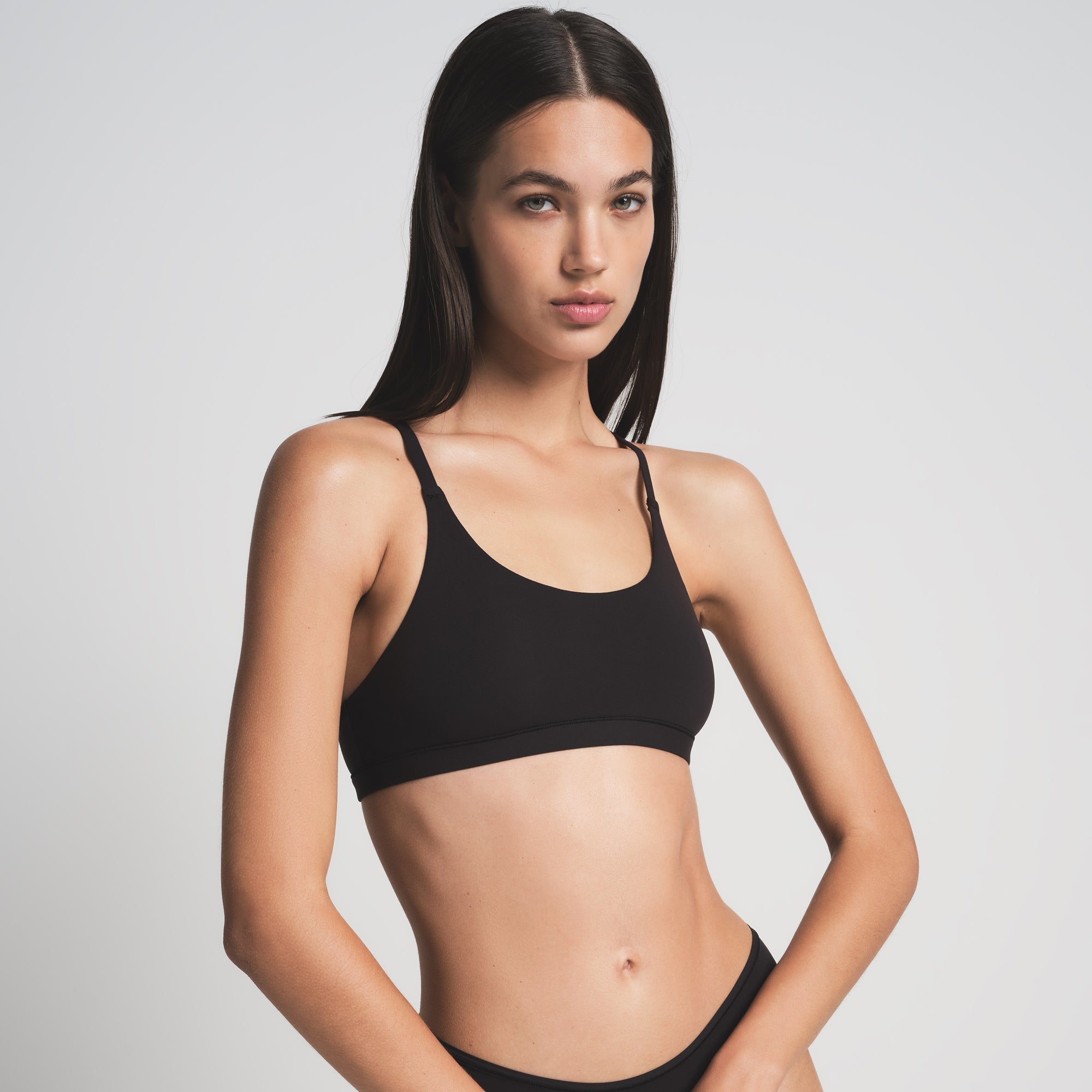 SKIMS FITS EVERYBODY RACERBACK SCOOP BRALETTE | ONYX - Sneaker Türkiye
