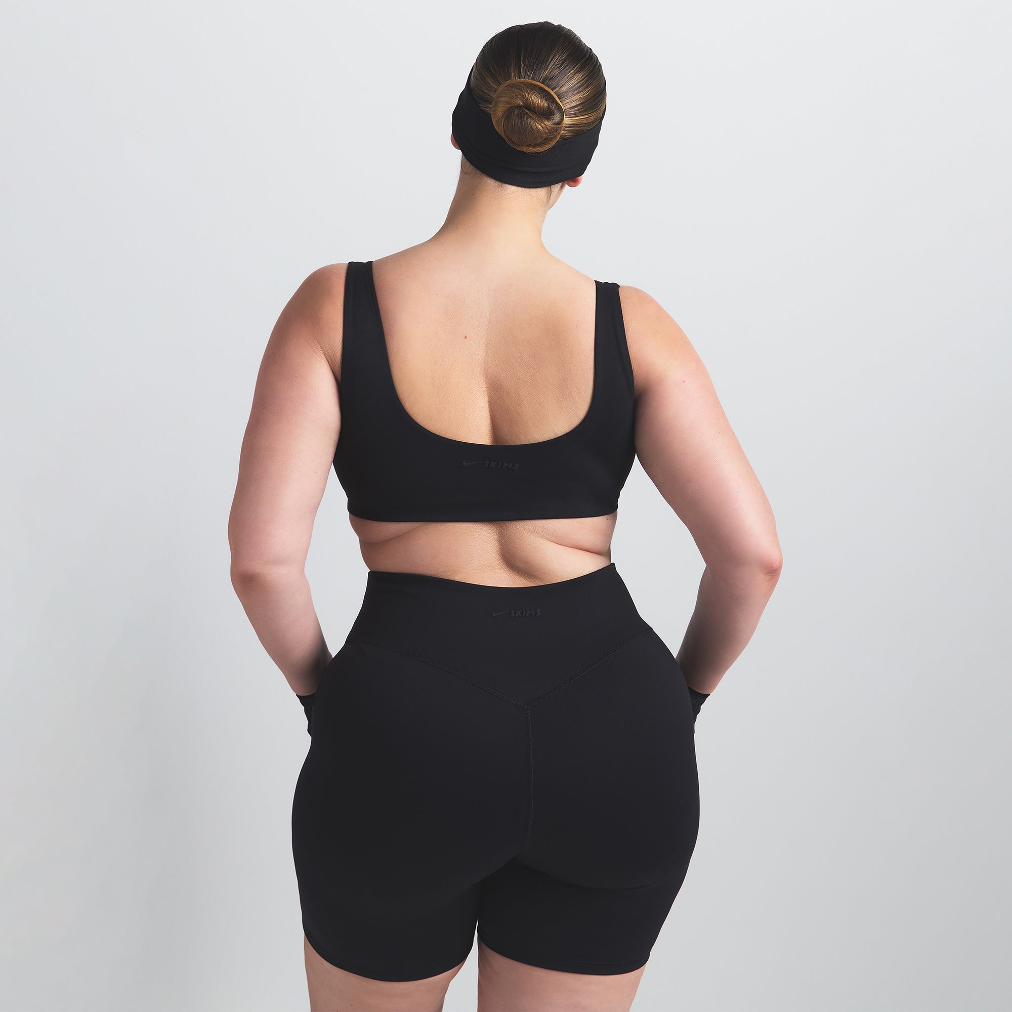 NikeSKIMS MATTE SCOOP NECK BRA | OBSIDIAN - Sneaker Türkiye