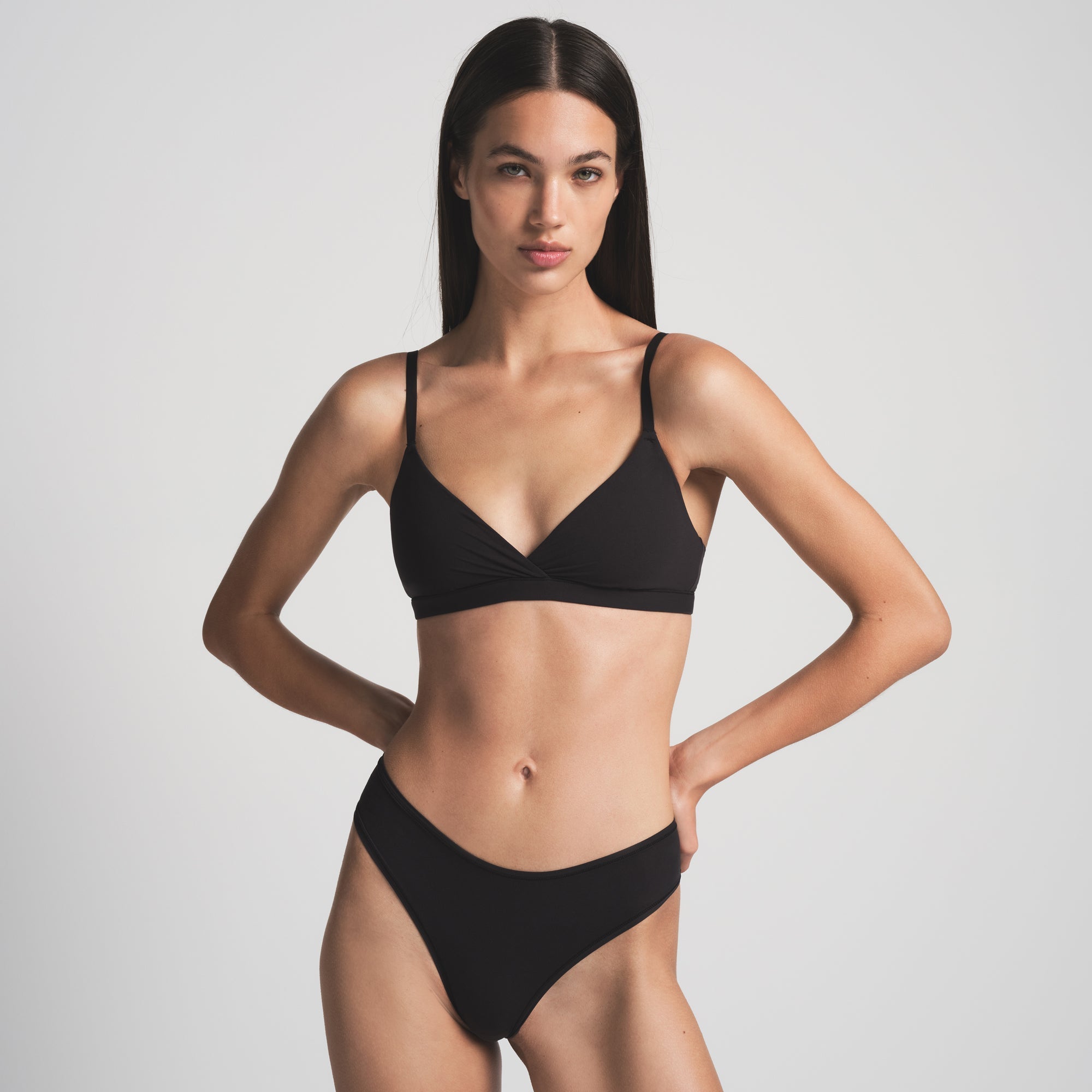 SKIMS FITS EVERYBODY CROSSOVER BRALETTE | ONYX - Sneaker Türkiye