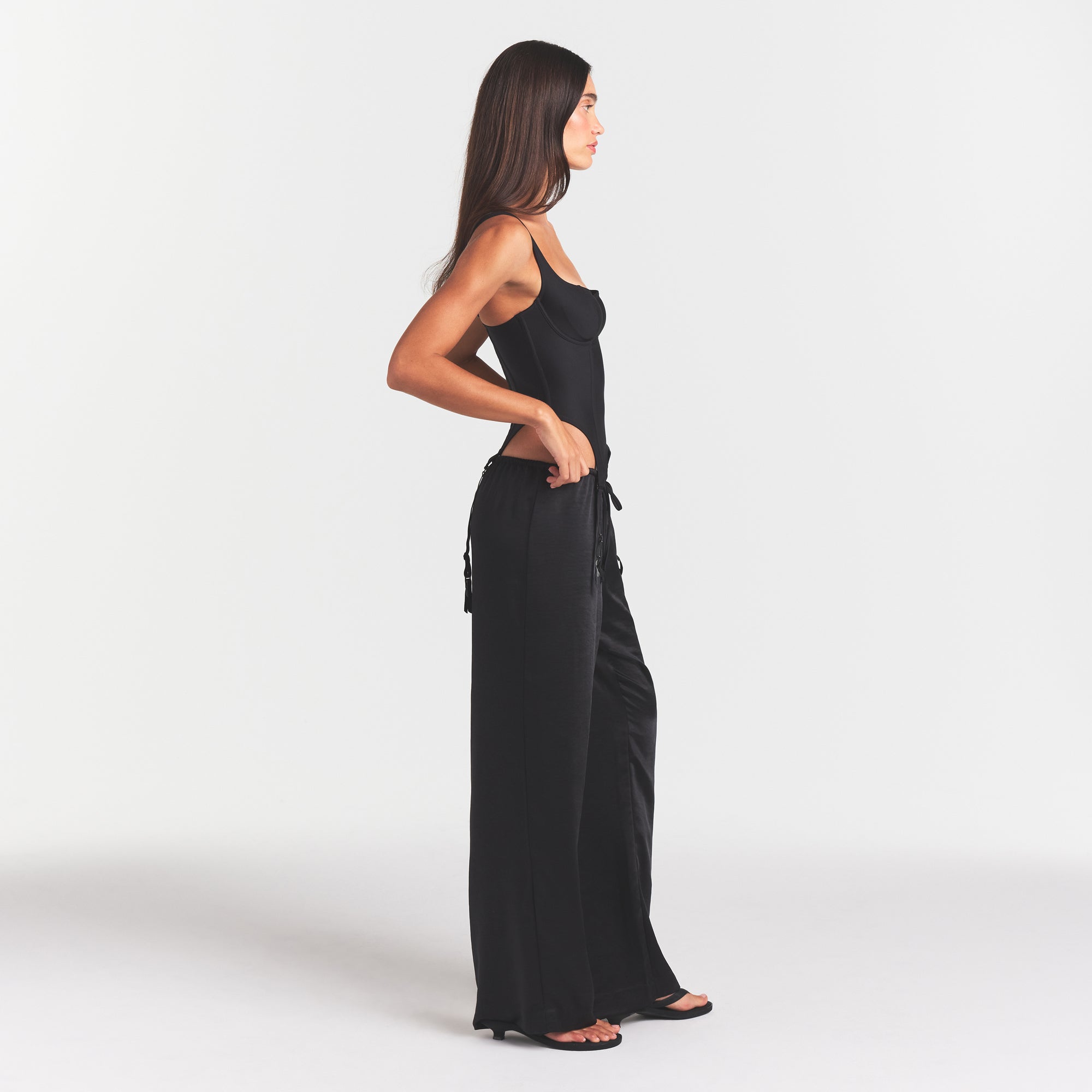 SKIMS LIGHTWEIGHT SATIN STRAIGHT LEG PANT | OBSIDIAN - Sneaker Türkiye