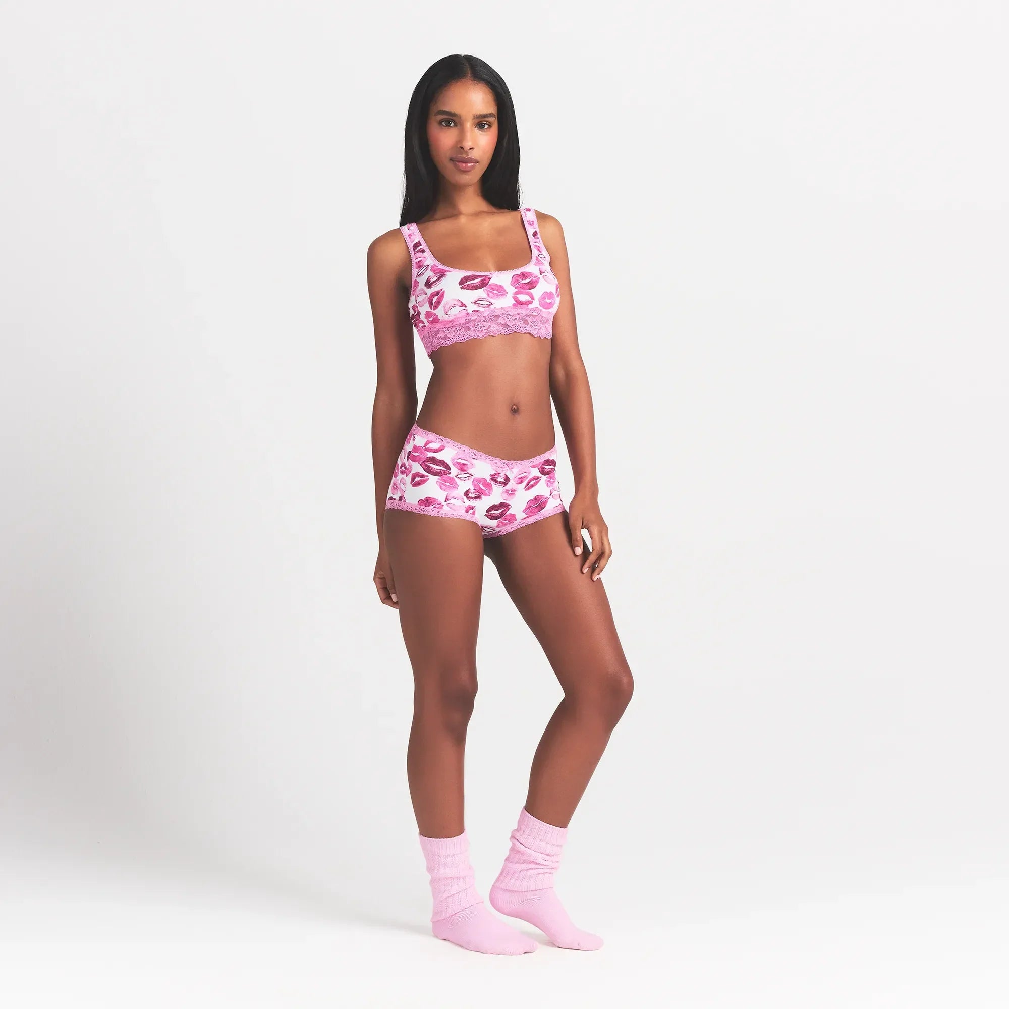SKIMS LIGHTWEIGHT COTTON LACE BOY SHORT | PINK ALLOVER LIPSTICK - Sneaker Türkiye
