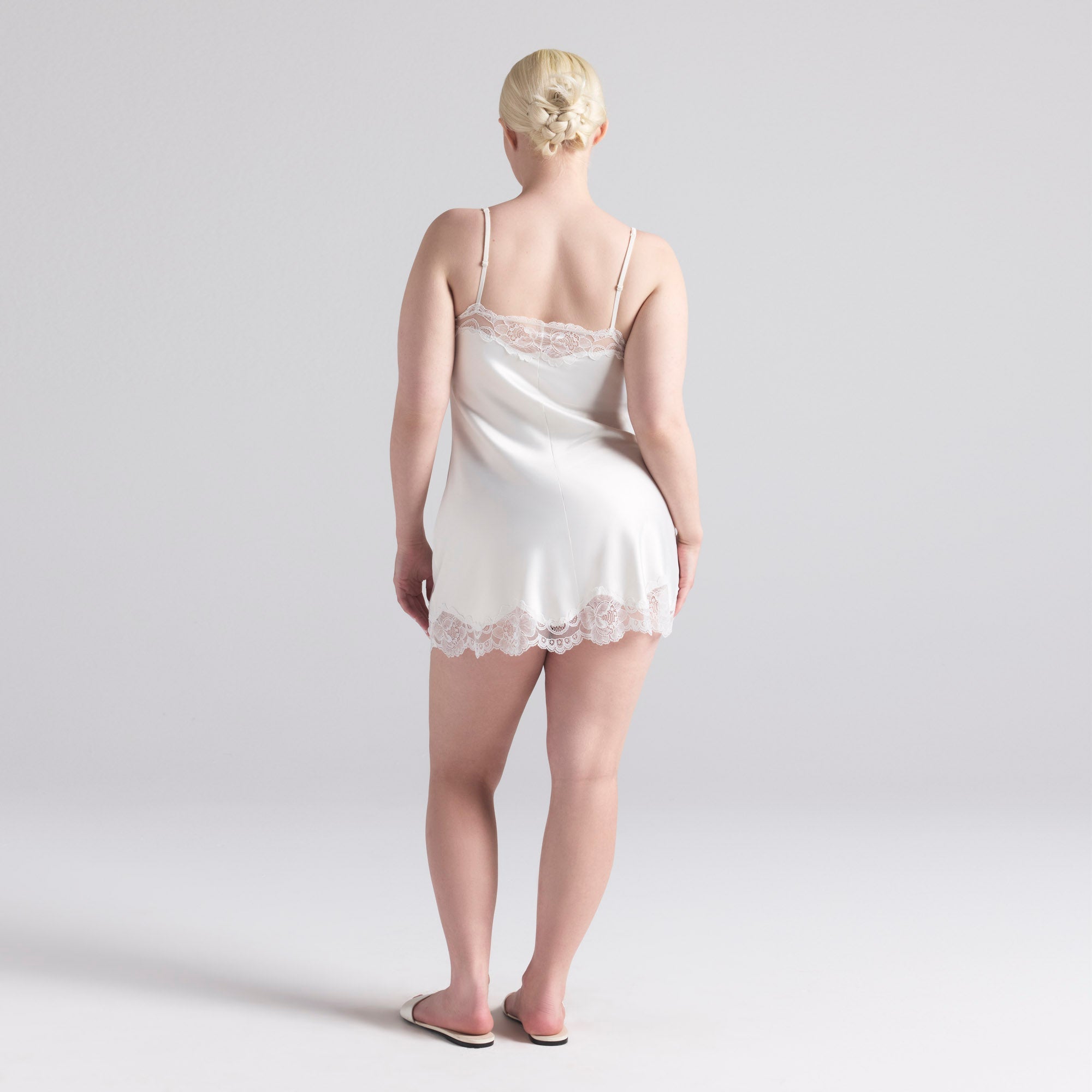 SKIMS WOVEN SHINE LACE SLIP DRESS | IVORY - Sneaker Türkiye