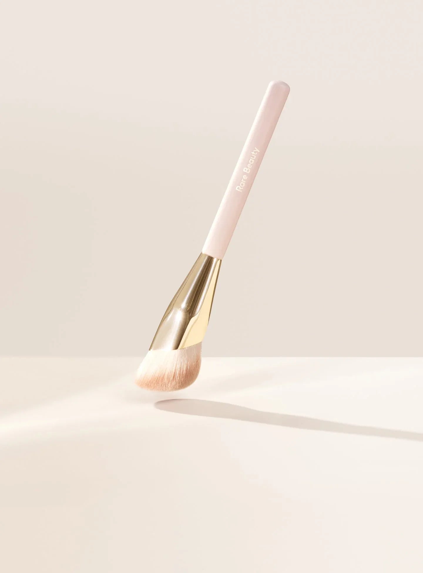 Rare Beauty Liquid Touch – Fondöten Fırçası - Sneaker Türkiye